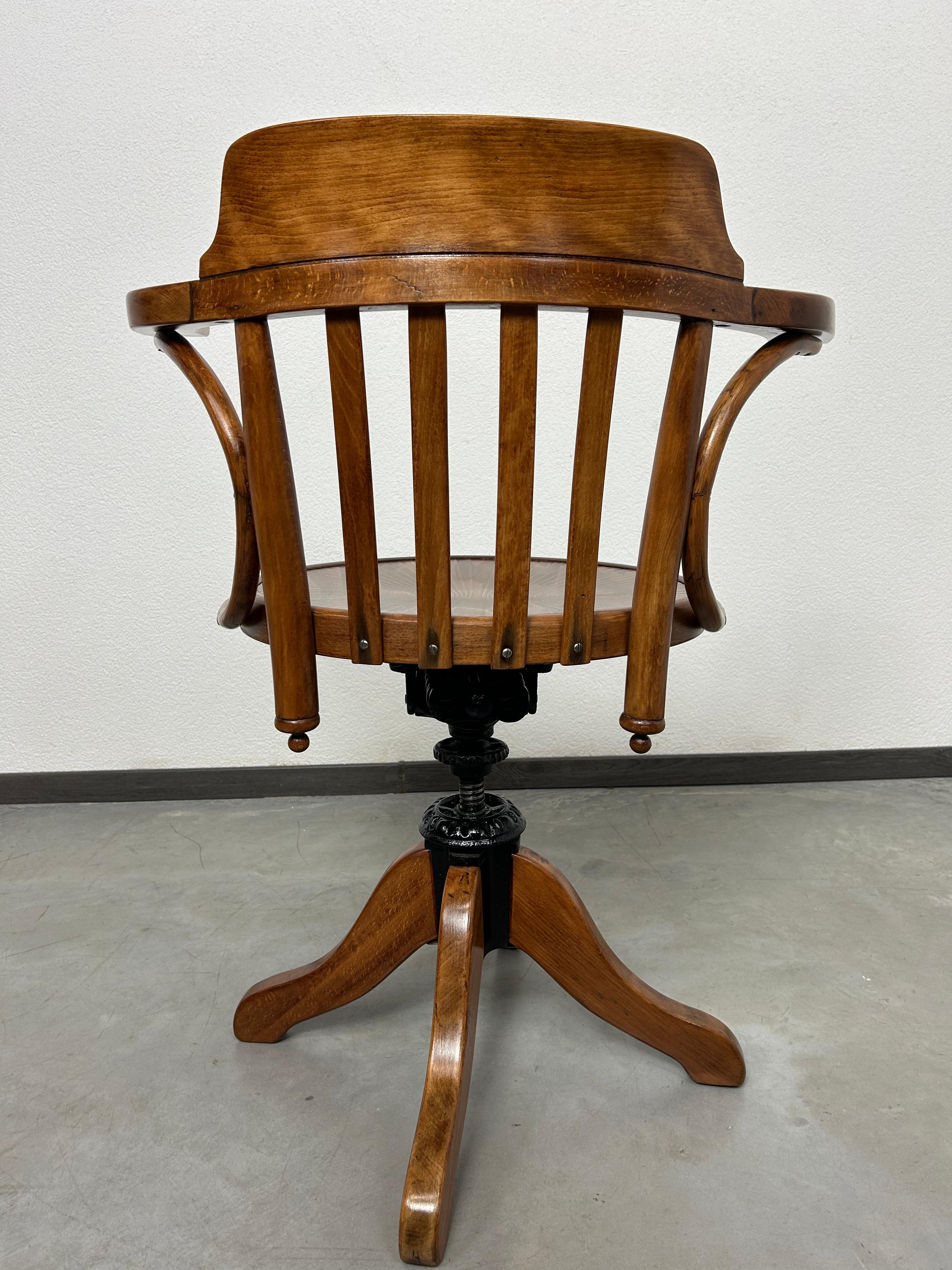 Hêtre Chaise pivotante B663 de Thonet en vente