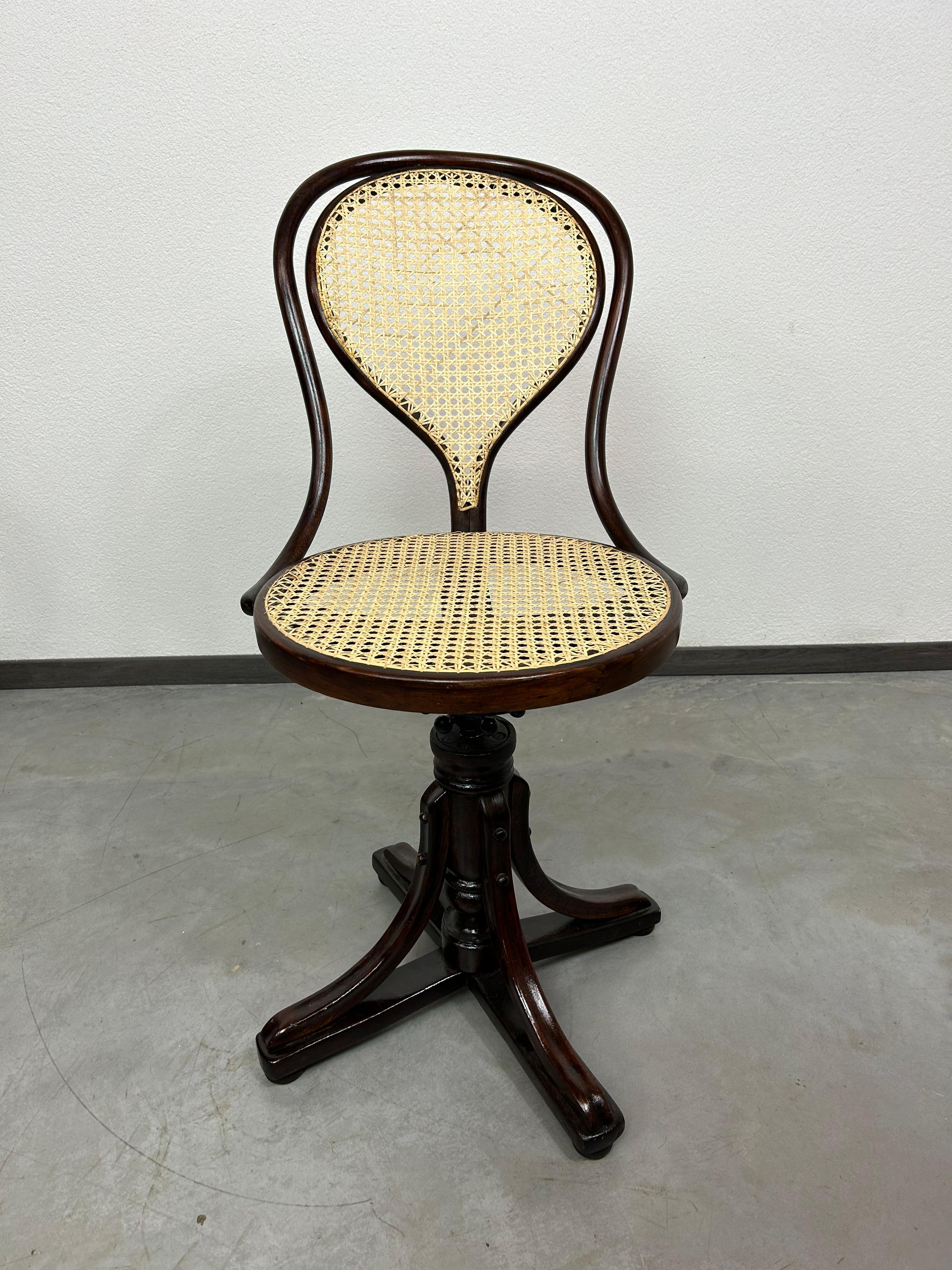 Sécession viennoise Chaise pivotante n°9 de J.J.Kohn en vente