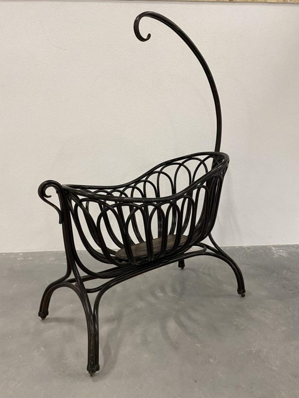This French bentwood cradle made by Thonet circa late 1900s. The cradle is in very good working order.