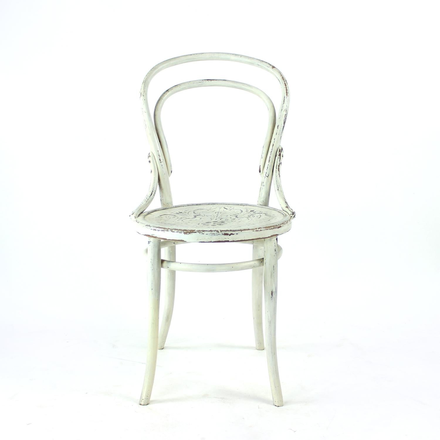 Elegante silla de comedor de madera curvada producida por TON, originalmente parte del emblemático legado de Thonet, conocida como Silla n.º 14. Esta pieza en concreto data de la década de 1940 y presenta un raro asiento de contrachapado moldeado