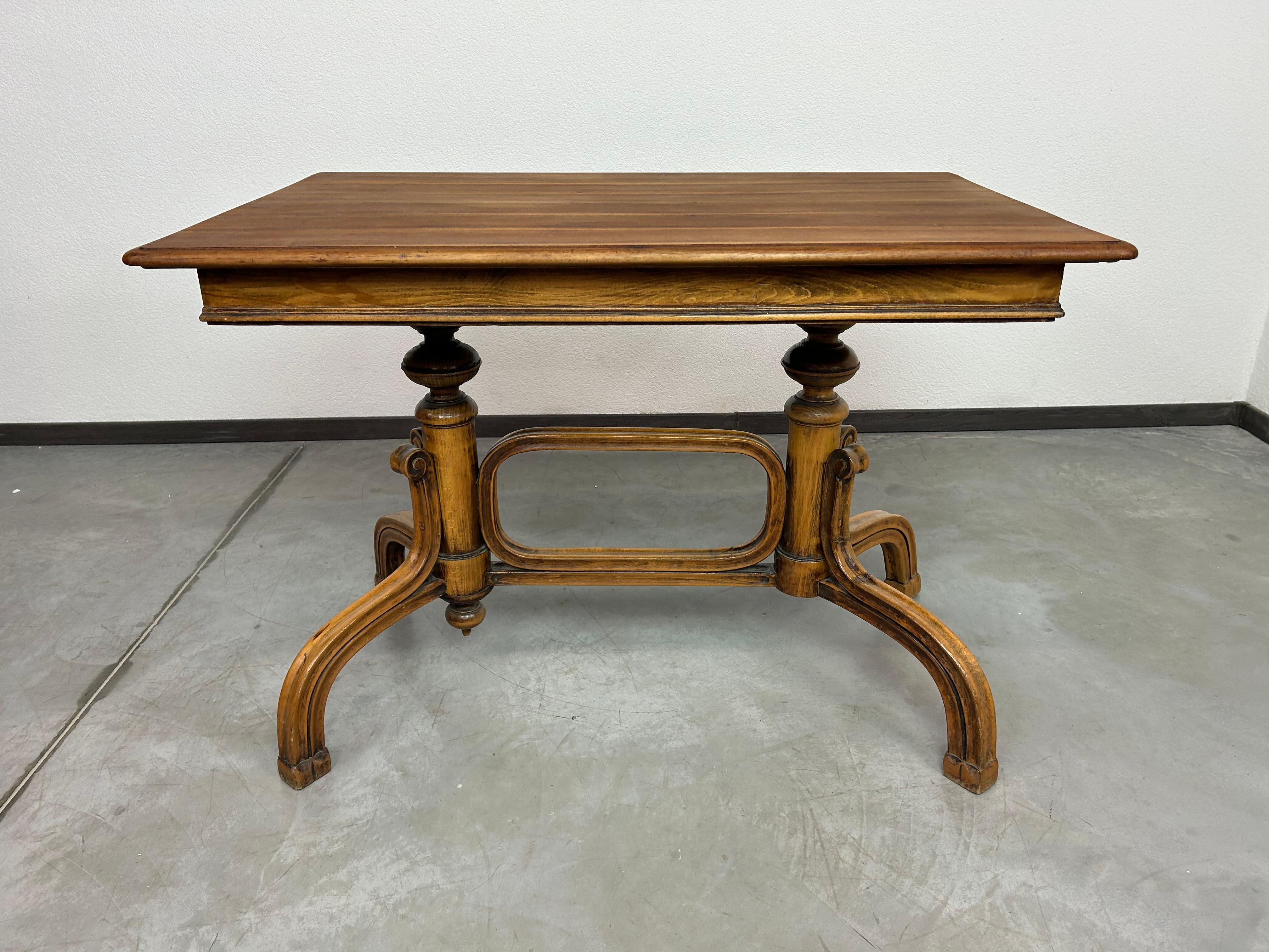 Table d'appoint Thonet en bois courbé en très bel état d'origine.
