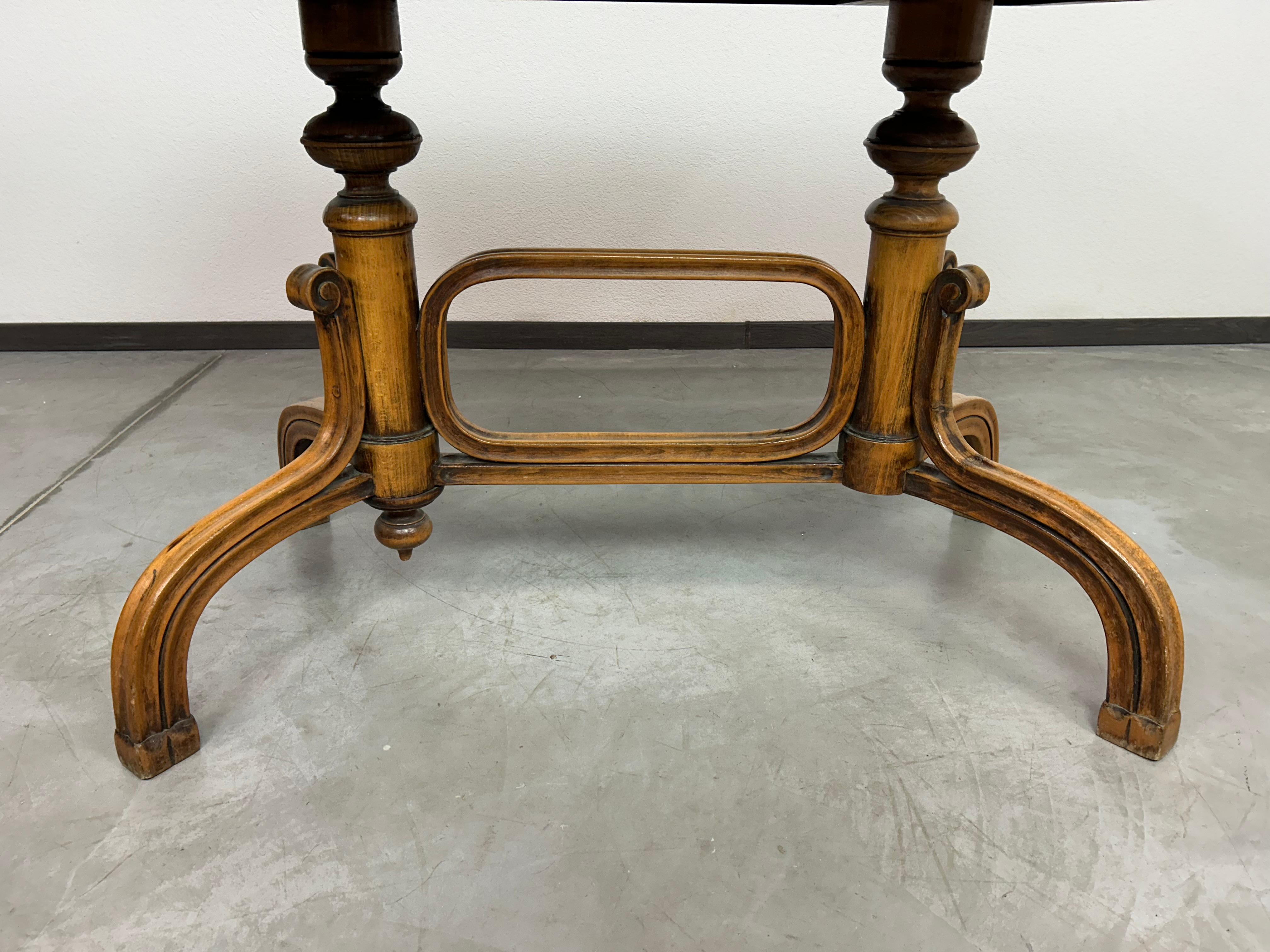 Autrichien Table d'appoint Thonet en bois courbé en vente