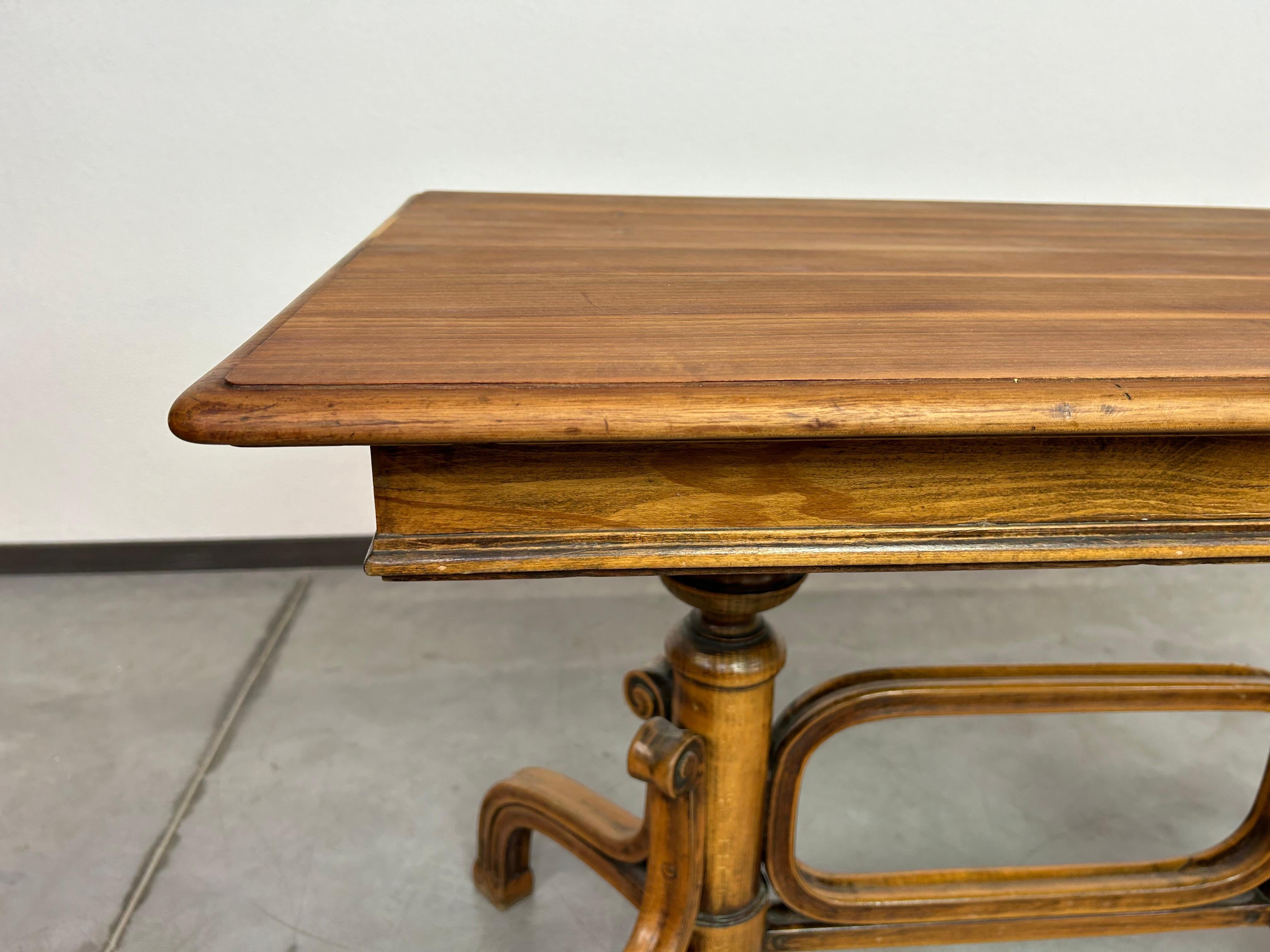 Table d'appoint Thonet en bois courbé Bon état - En vente à Banská Štiavnica, SK