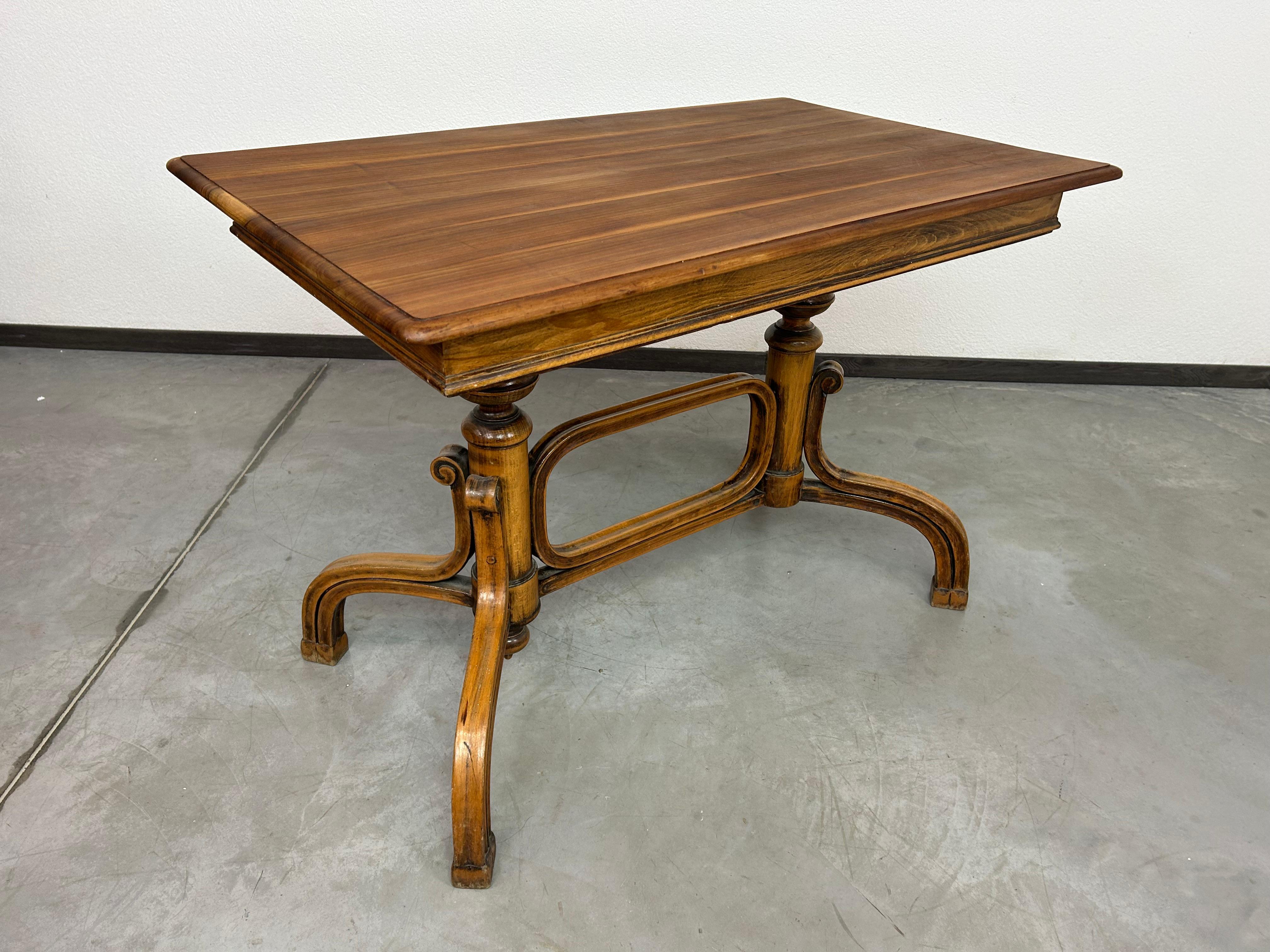 Début du 20ème siècle Table d'appoint Thonet en bois courbé en vente