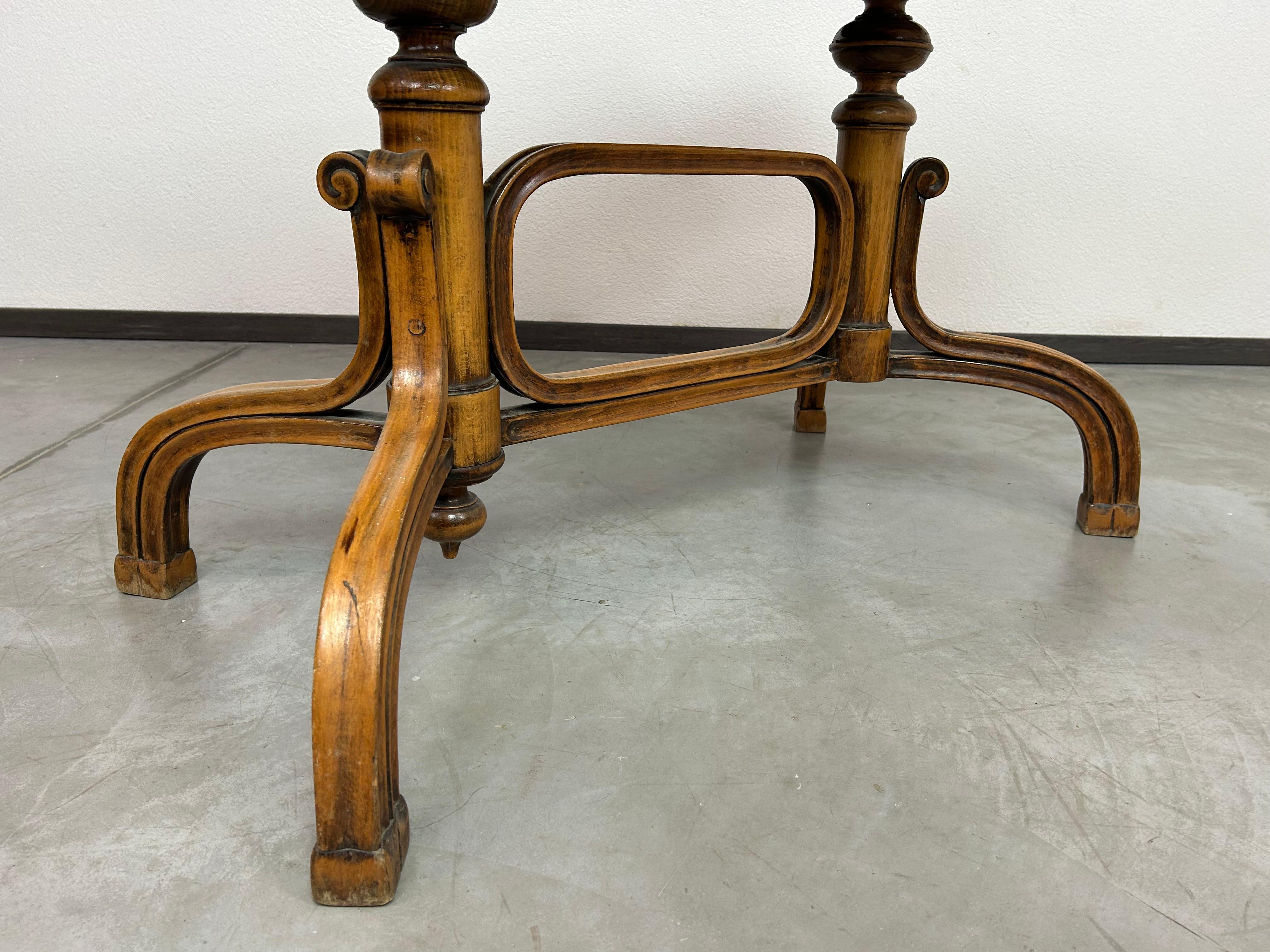 Hêtre Table d'appoint Thonet en bois courbé en vente
