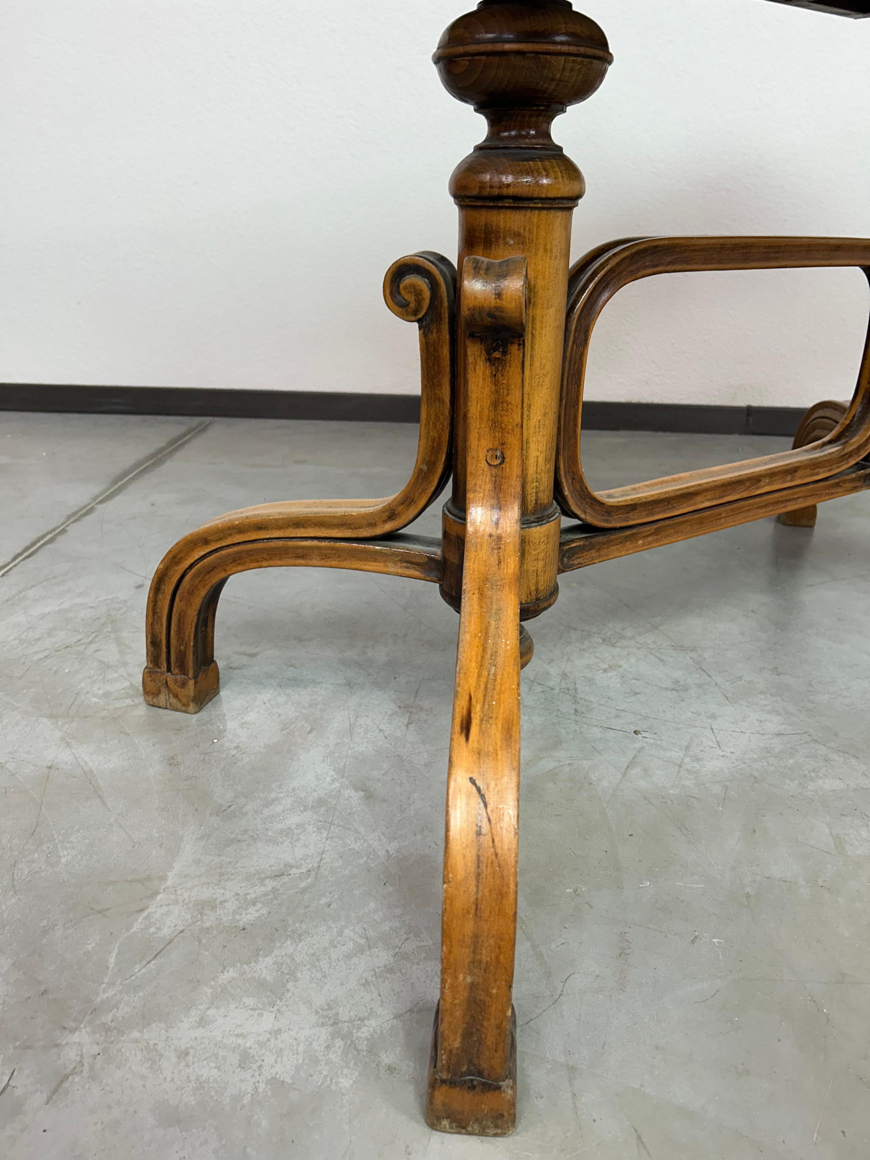 Table d'appoint Thonet en bois courbé en vente 1