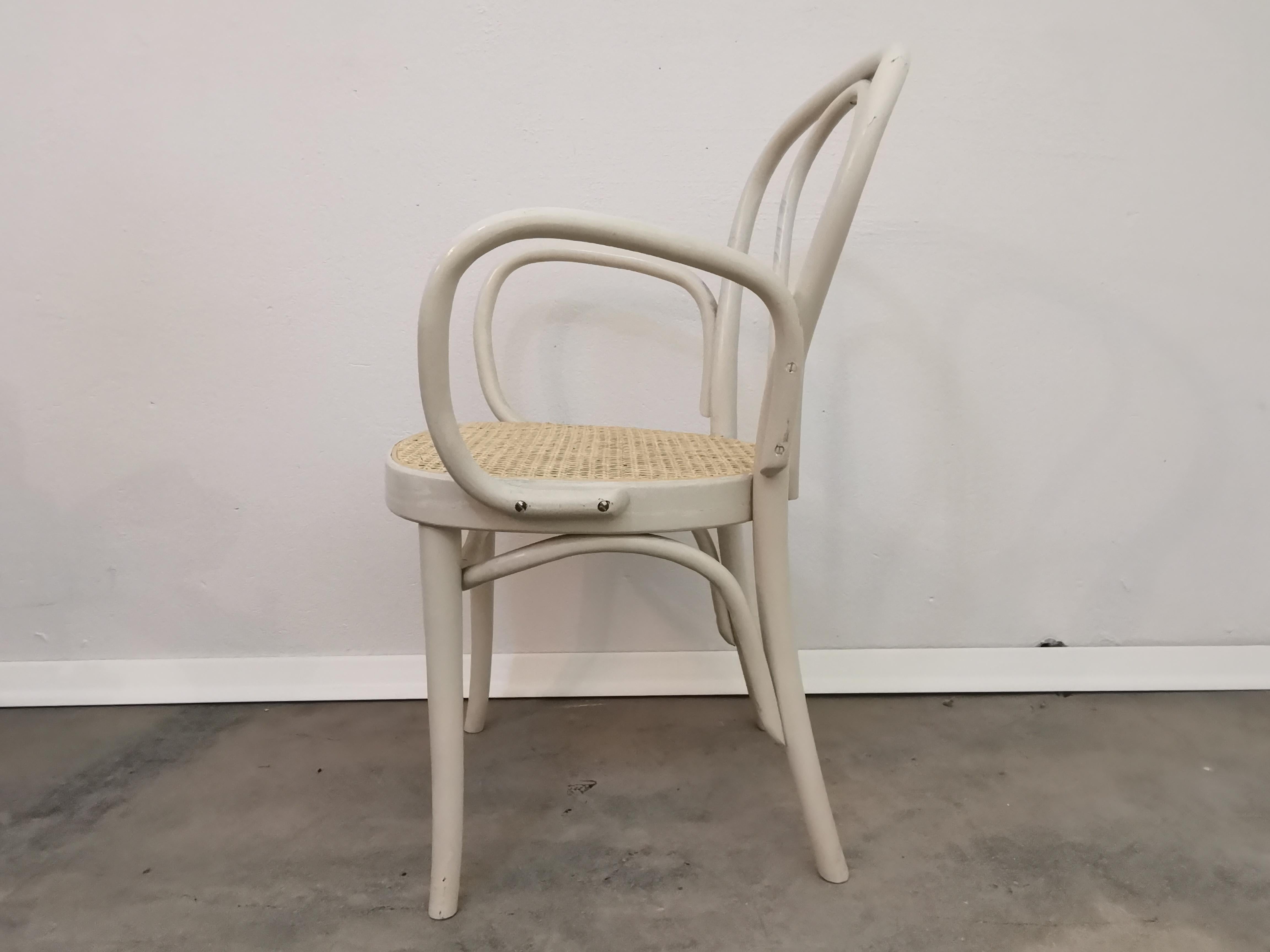 Bentwood armchair with Cane Seat

Period of production: 1970s

Style: vintage classic design

Materials: bentwood, vienna cane

Colour: white.