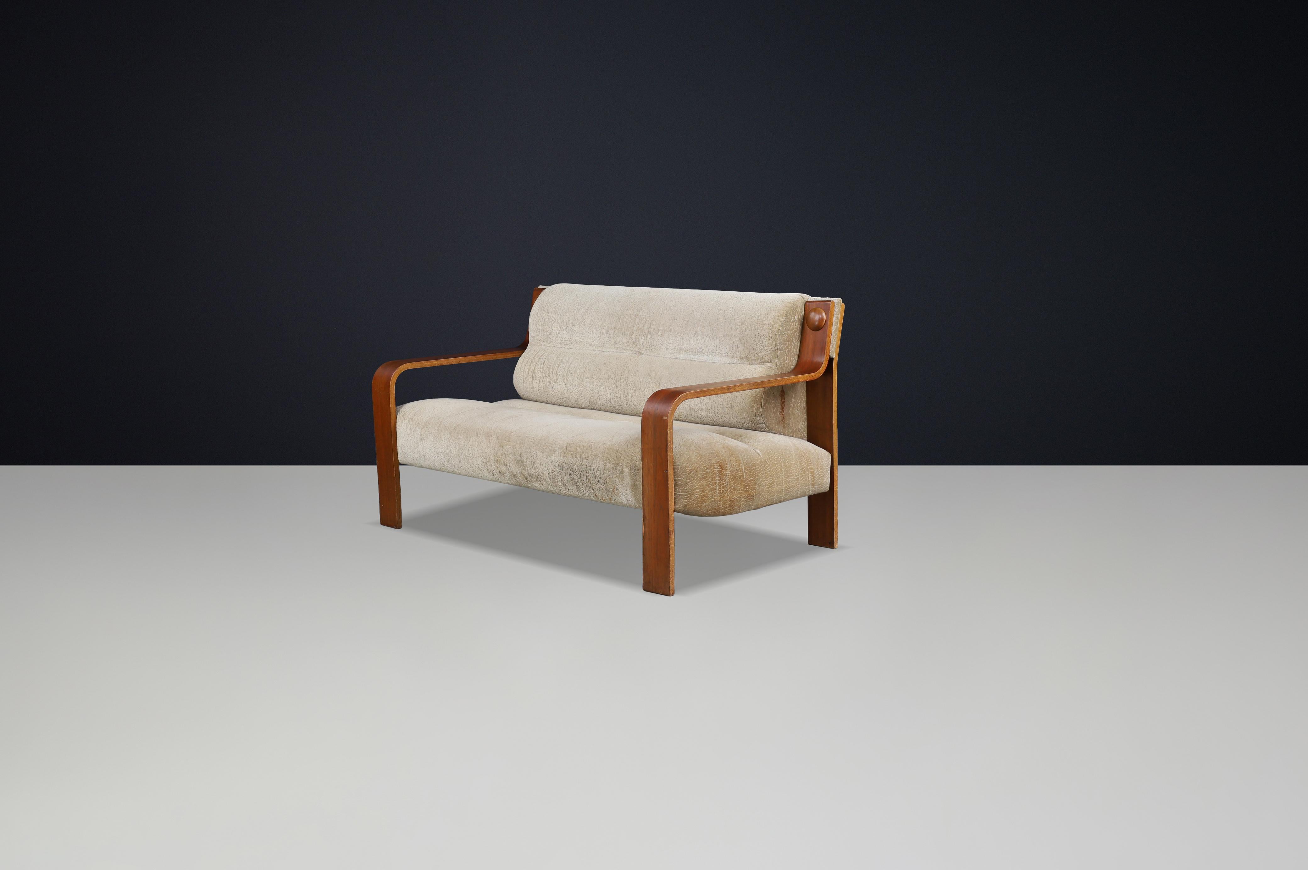 Mid-Century Modern Canapé de salon à deux places en bois courbé avec tapisserie d'origine, 1970 République tchèque en vente