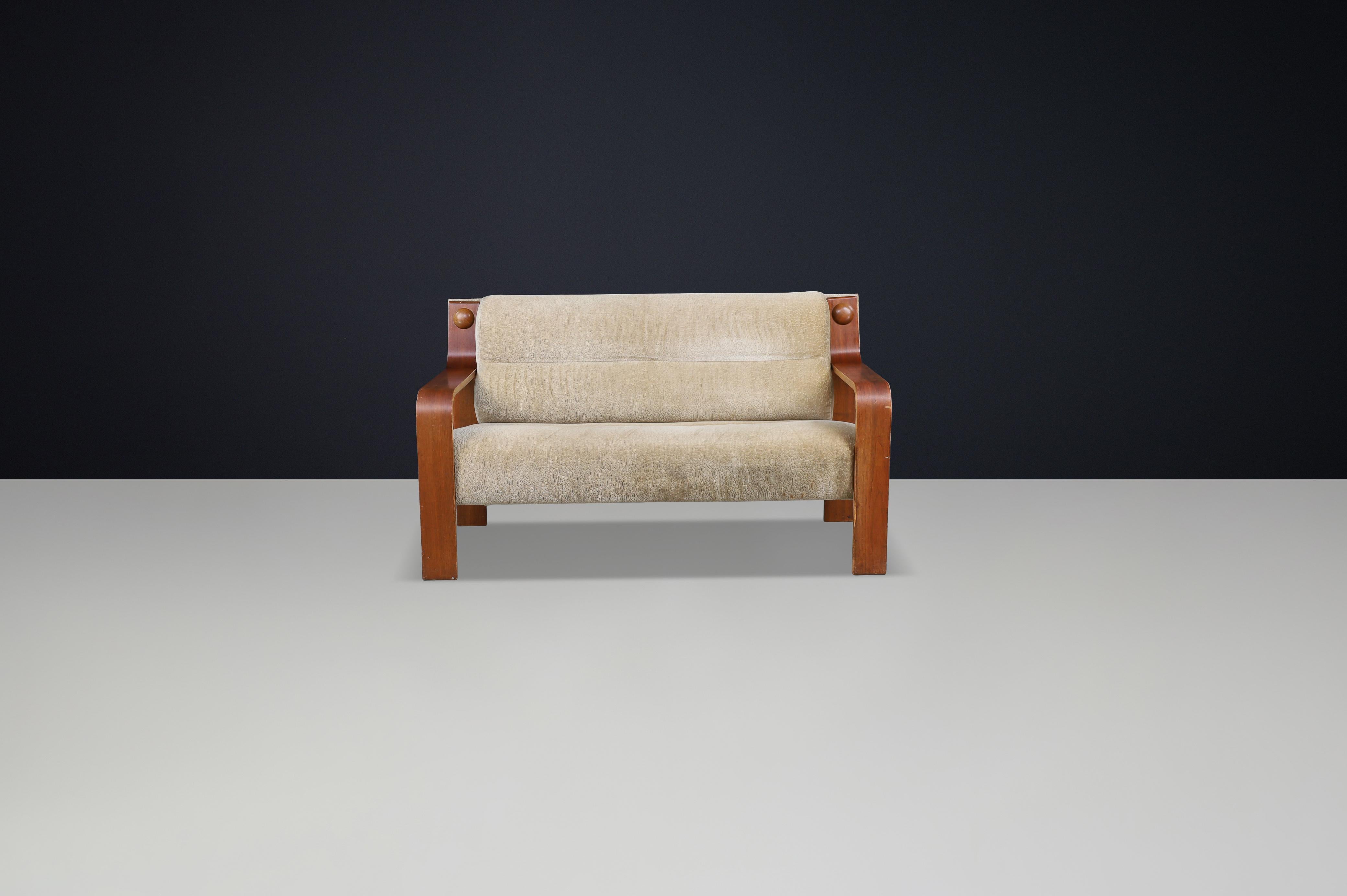 Canapé de salon à deux places en bois courbé avec tapisserie d'origine, 1970 République tchèque Bon état - En vente à Almelo, NL