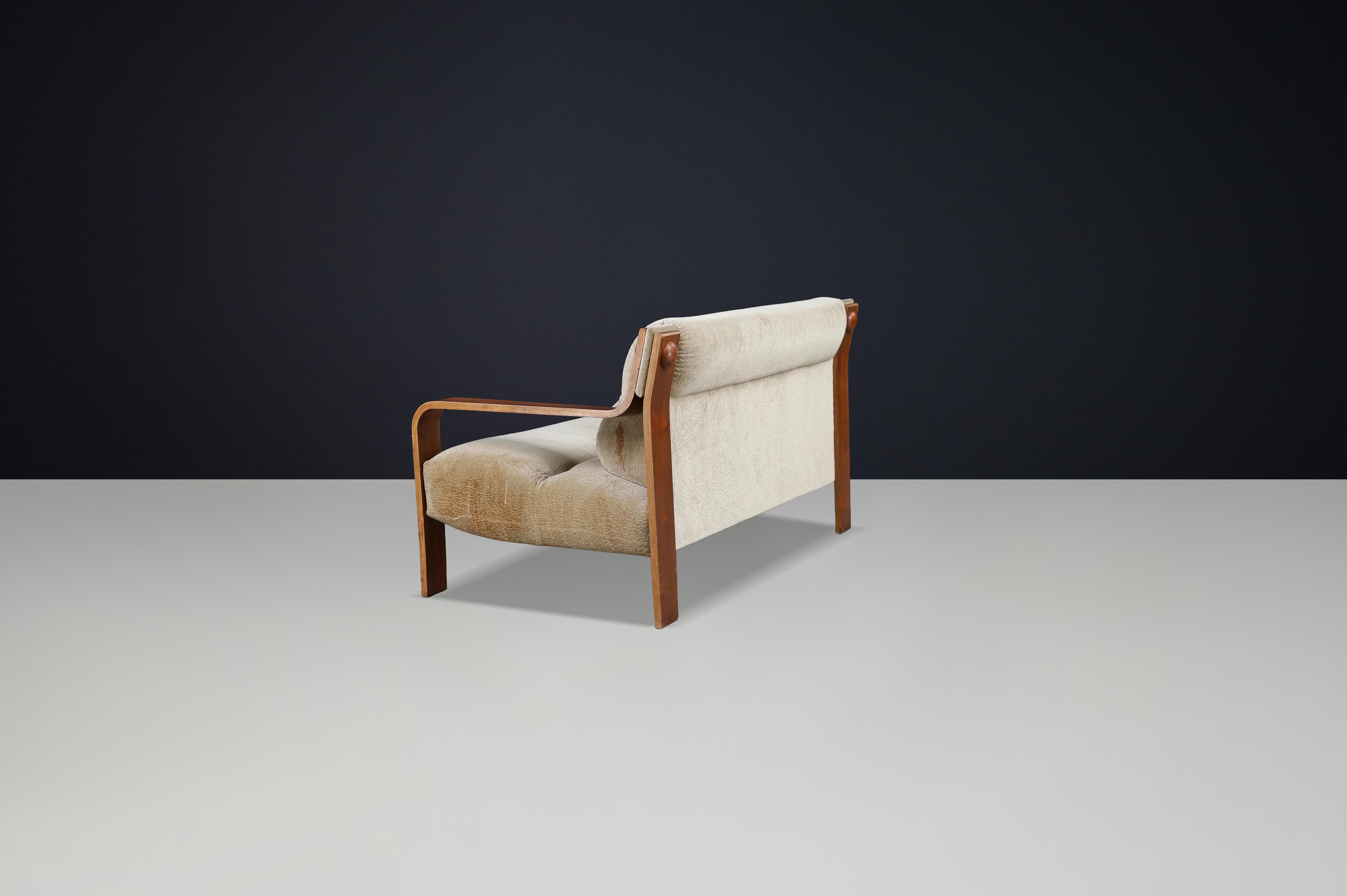 Tissu d'ameublement Canapé de salon à deux places en bois courbé avec tapisserie d'origine, 1970 République tchèque en vente