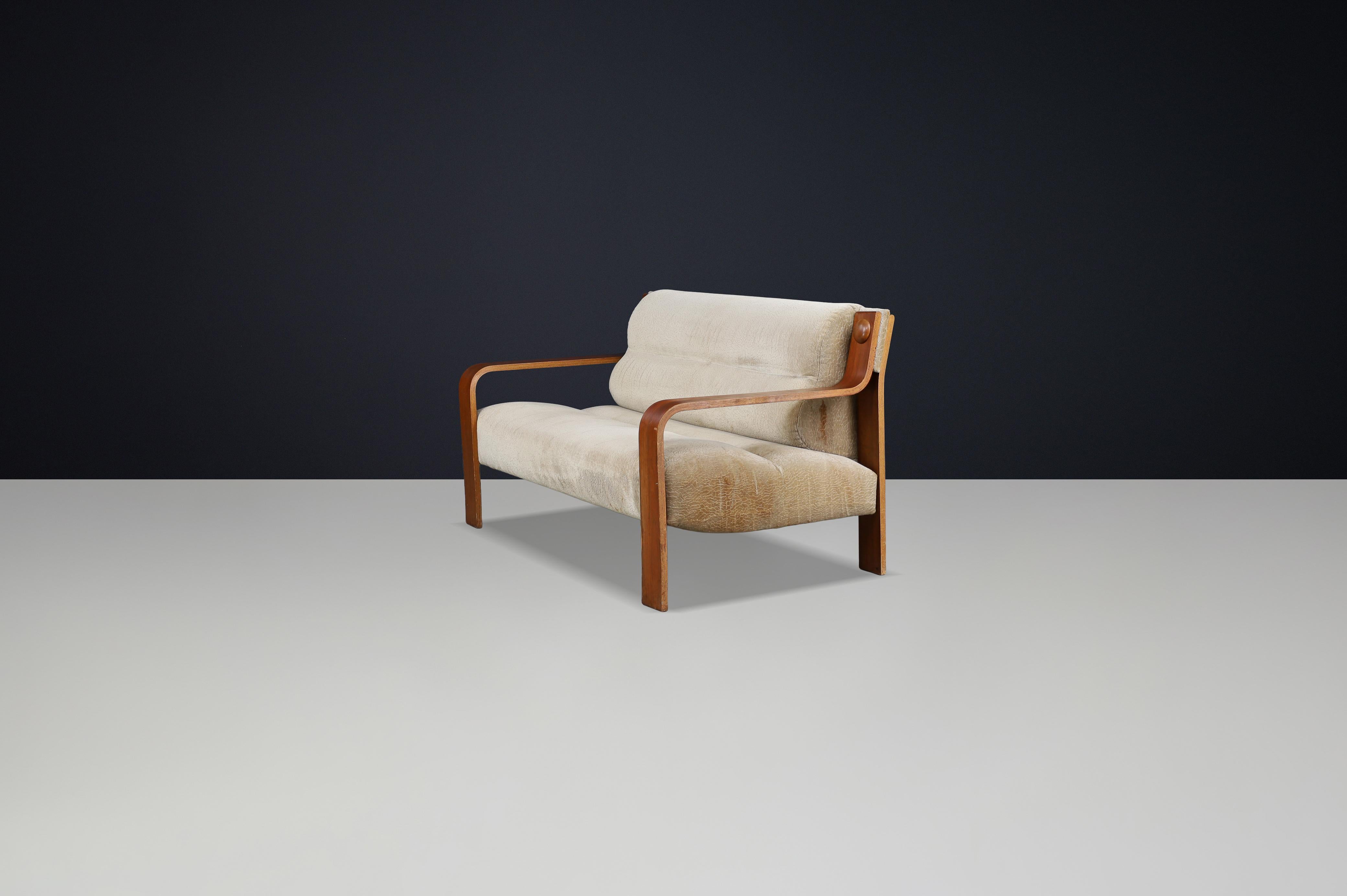 Canapé de salon à deux places en bois courbé avec tapisserie d'origine, 1970 République tchèque en vente 1
