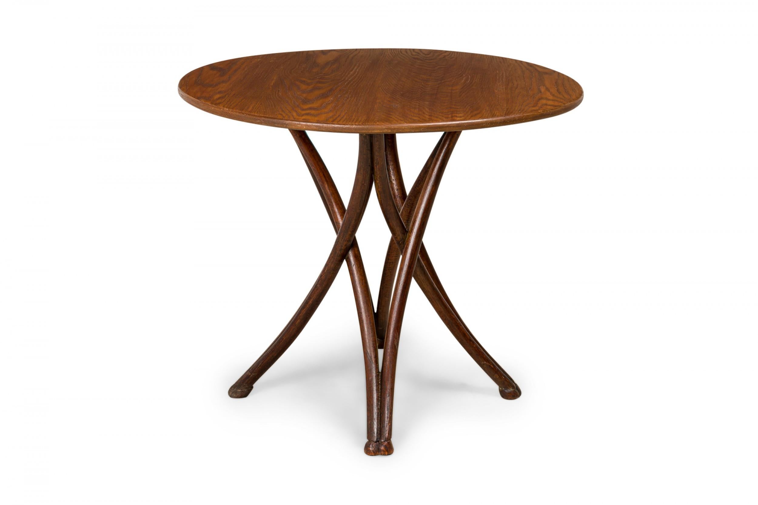Autrichien Table de café en bois courbé, noyer et Oak Oak en vente