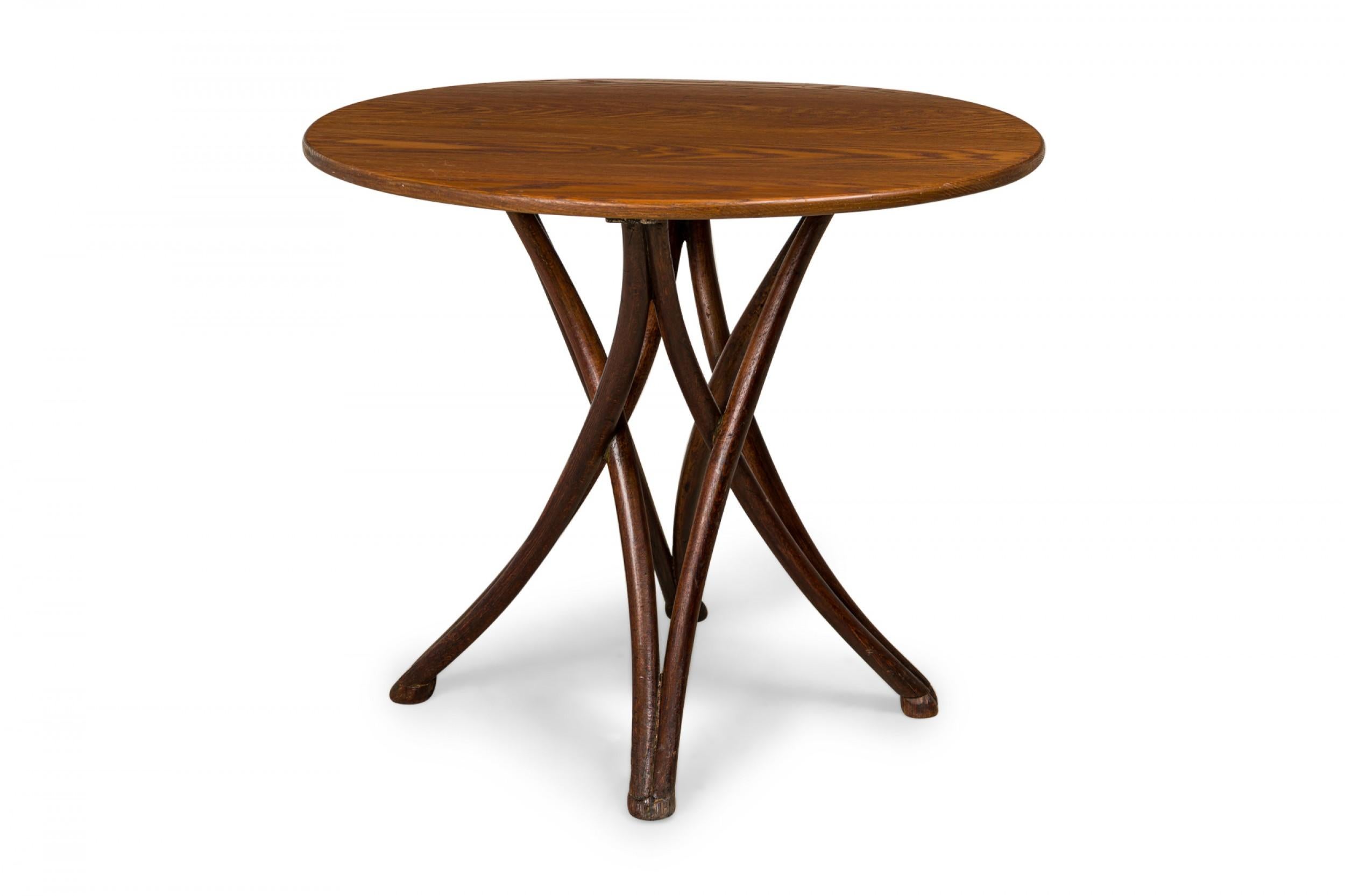Tacheté Table de café en bois courbé, noyer et Oak Oak en vente
