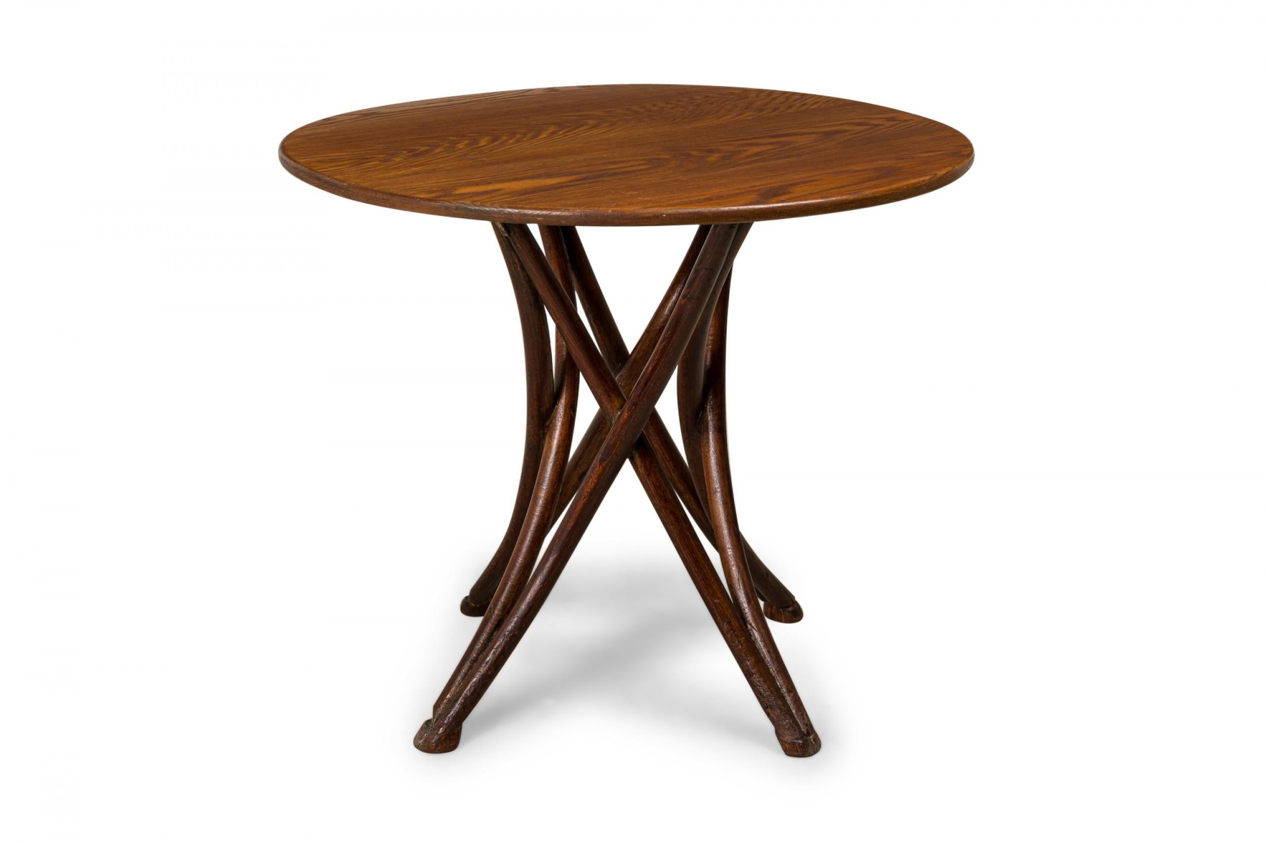 XIXe siècle Table de café en bois courbé, noyer et Oak Oak en vente