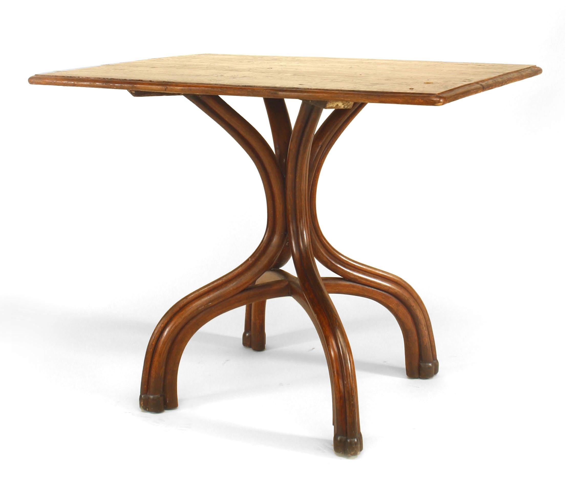 Table de café en noyer Bentwood Bon état - En vente à Queens, NY