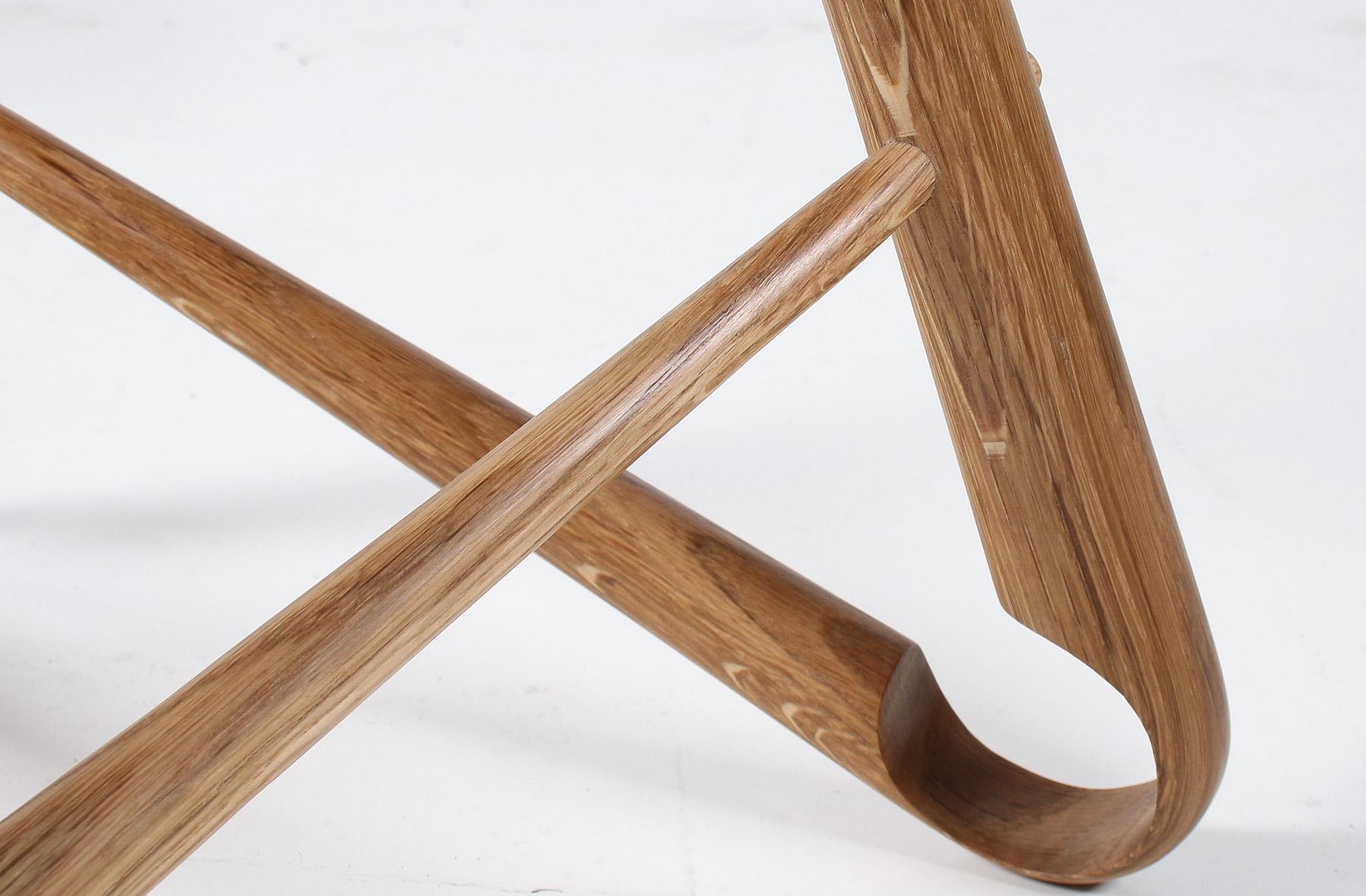 Table d'appoint en chêne gallois cintré par Dylan Glyn en vente 2