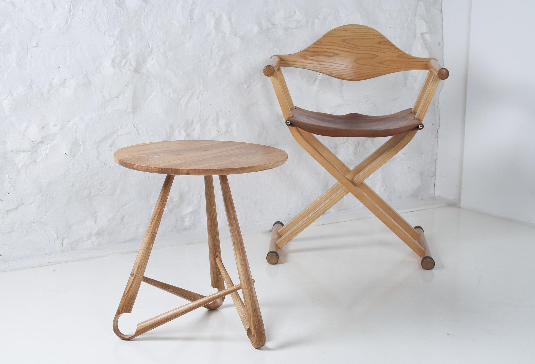 Table d'appoint en chêne gallois cintré par Dylan Glyn en vente 3