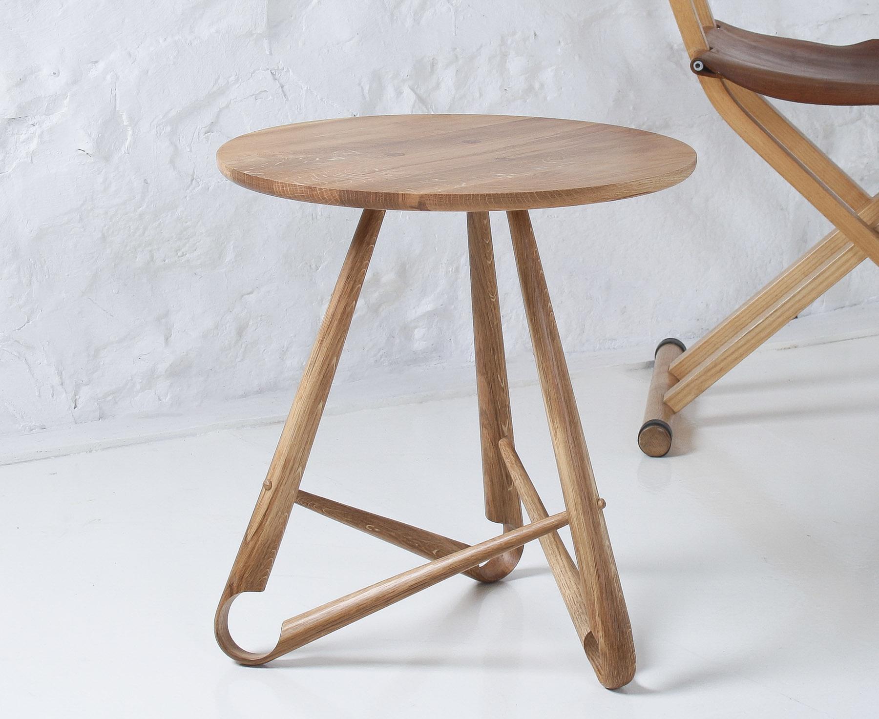Mesa auxiliar de madera curvada de roble galés By Dylan Glyn en venta 4