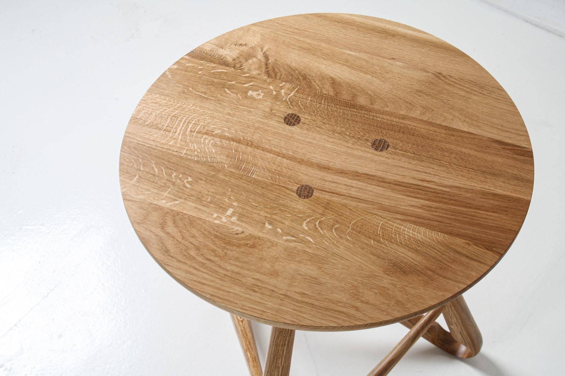 Table d'appoint en chêne gallois cintré par Dylan Glyn en vente 5