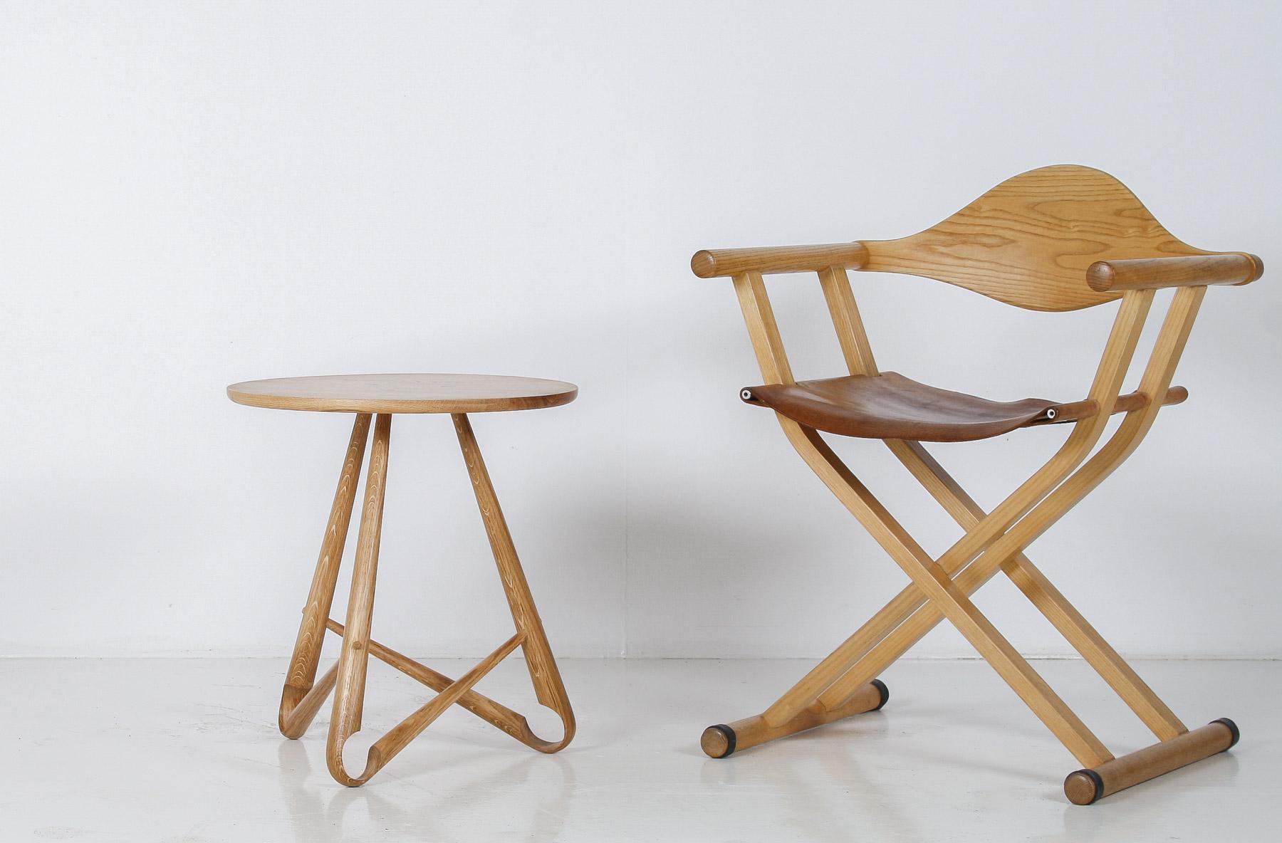 Exquise table d'appoint en chêne cintré à la vapeur, fabriquée à la main par le designer/fabricant gallois Dylan Glyn.

Cette table d'appoint captivante est l'œuvre du designer et fabricant de meubles gallois contemporain Dylan Glyn, dont les