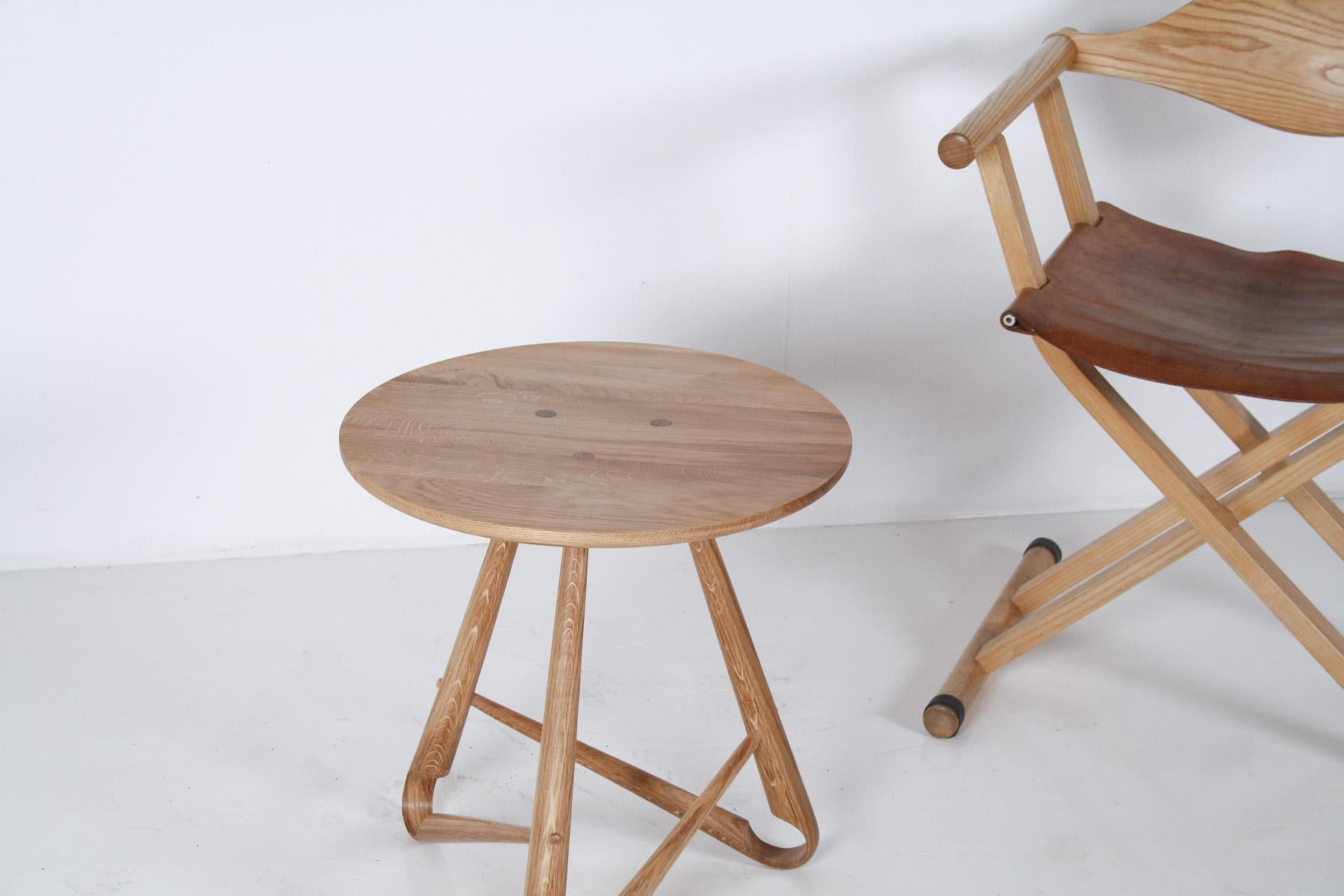 Gallois Table d'appoint en chêne gallois cintré par Dylan Glyn en vente
