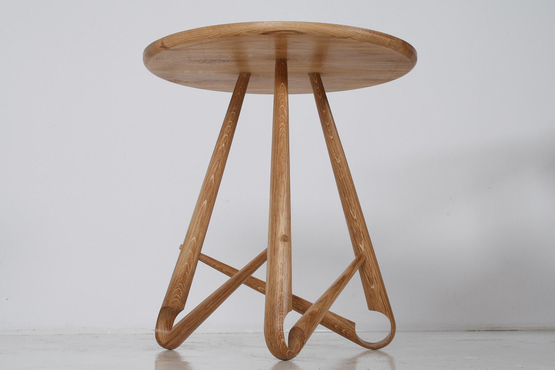 Fait main Table d'appoint en chêne gallois cintré par Dylan Glyn en vente