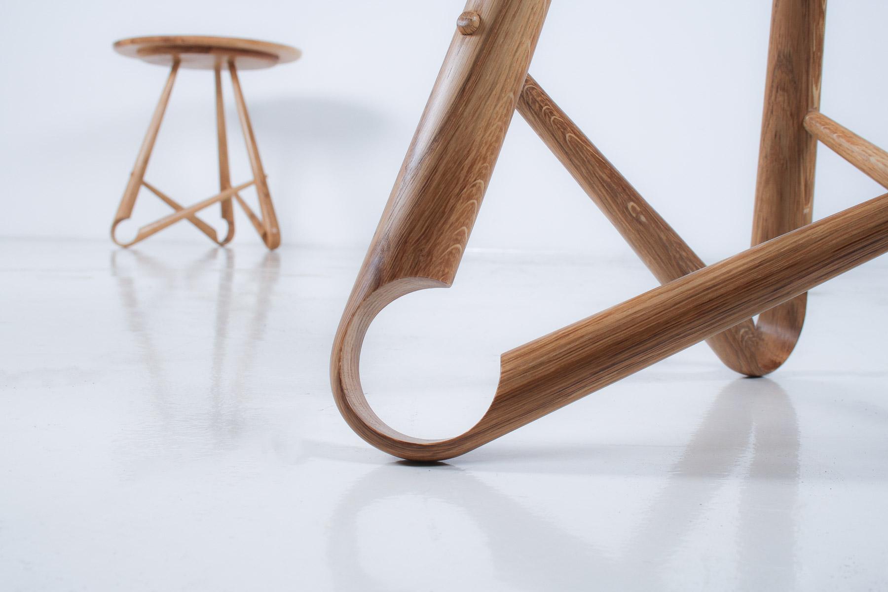 Table d'appoint en chêne gallois cintré par Dylan Glyn Neuf - En vente à Llanbrynmair, GB