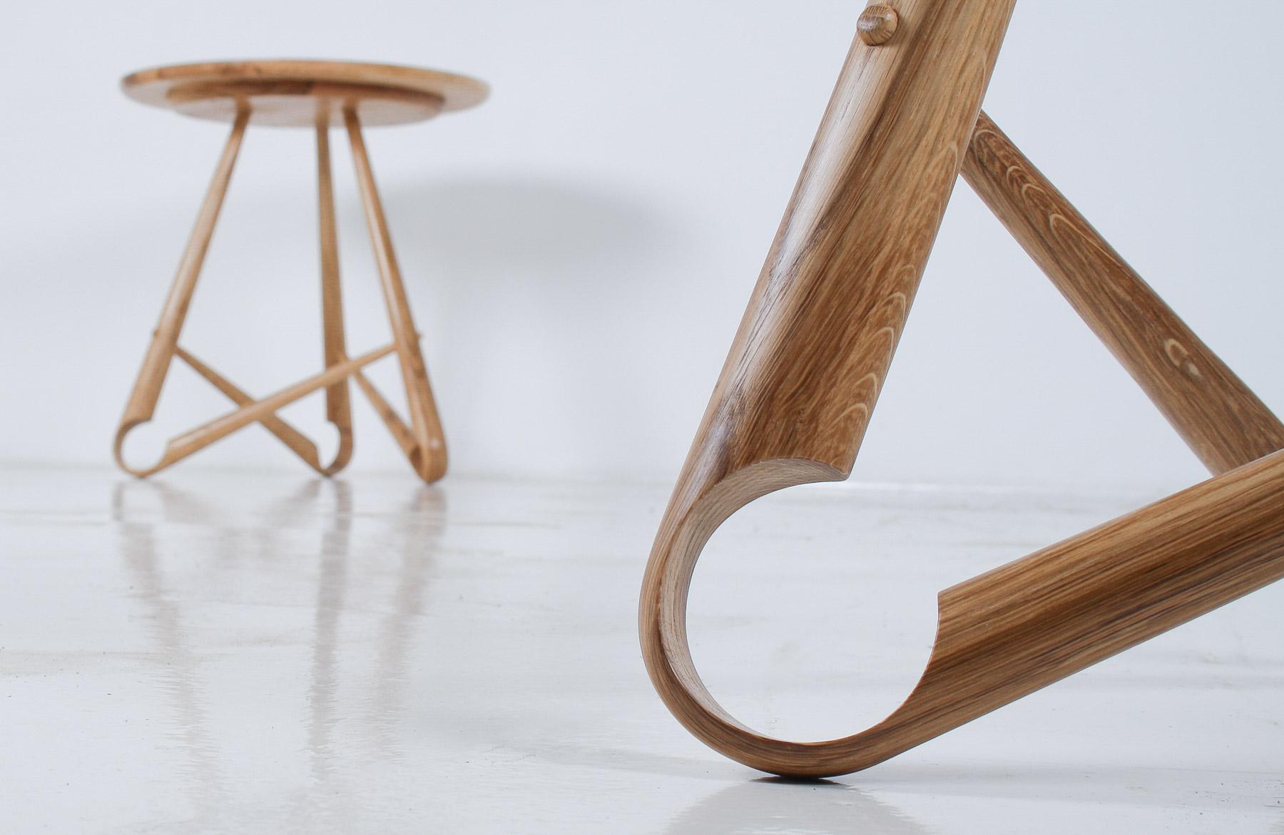 XXIe siècle et contemporain Table d'appoint en chêne gallois cintré par Dylan Glyn en vente