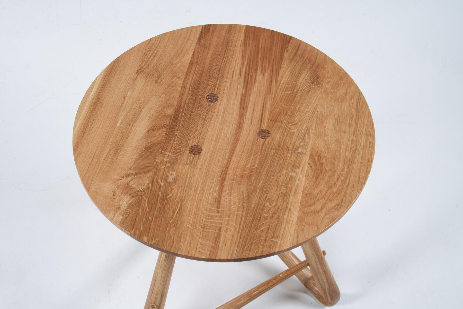 Chêne Table d'appoint en chêne gallois cintré par Dylan Glyn en vente