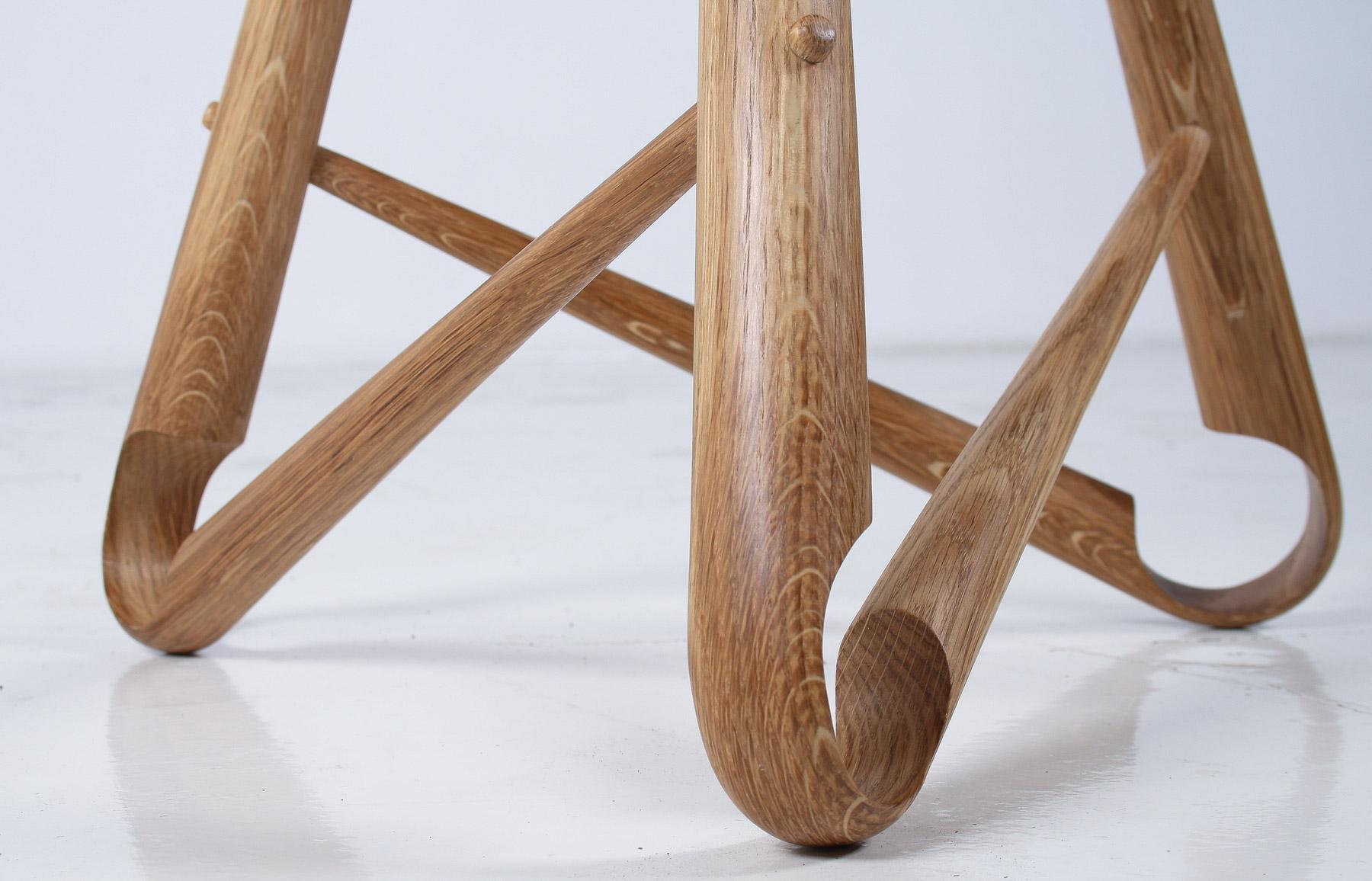Table d'appoint en chêne gallois cintré par Dylan Glyn en vente 1