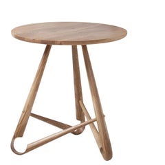 Mesa auxiliar de madera curvada de roble galés By Dylan Glyn