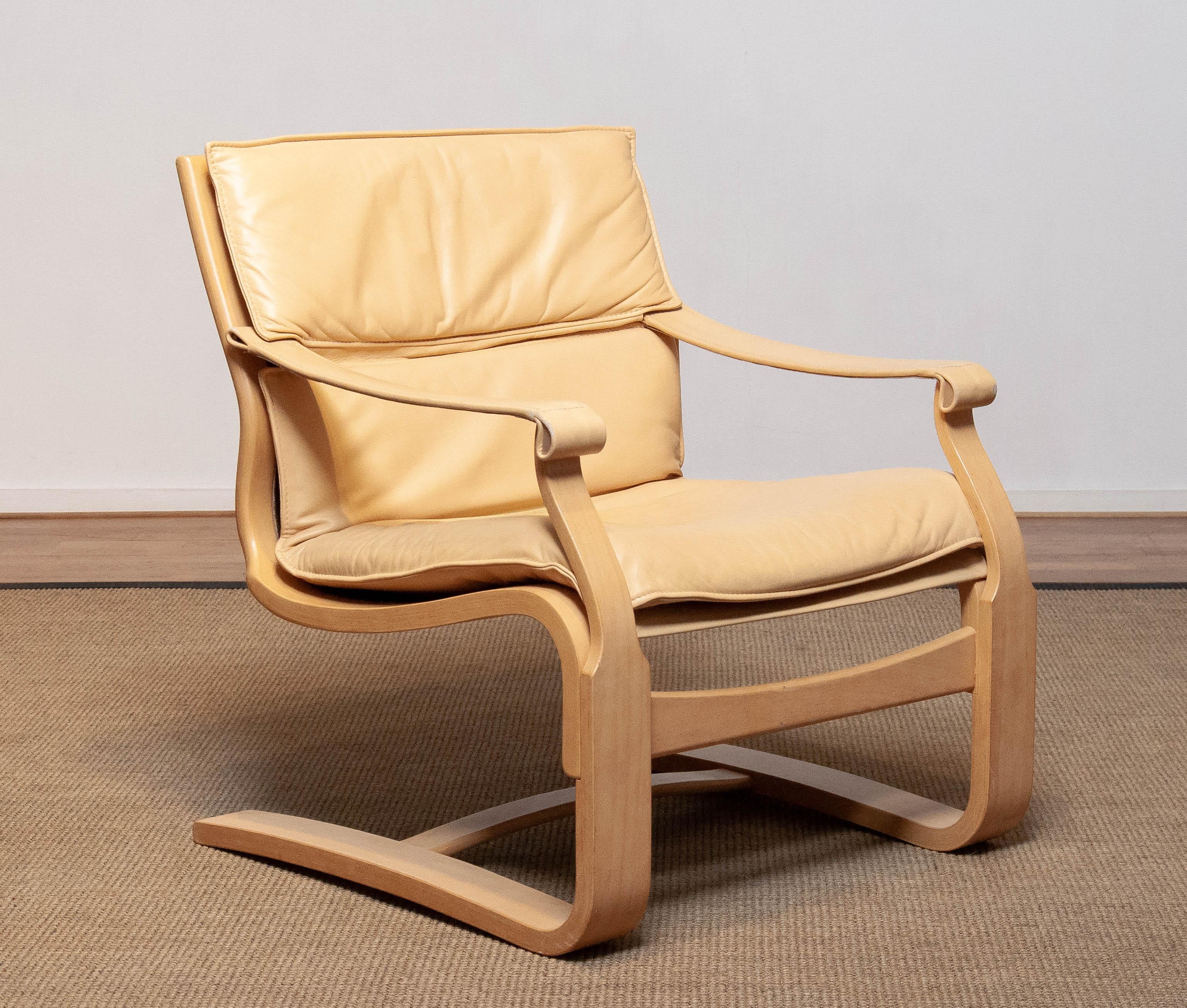 Chaise de salon en hêtre courbé, conçue par Ake Fribytter et fabriquée par Nelo dans les années 1970, recouverte de cuir beige/crème, en bon état et très confortable.
Veuillez noter que nous disposons de deux chaises dans notre galerie.

Attention