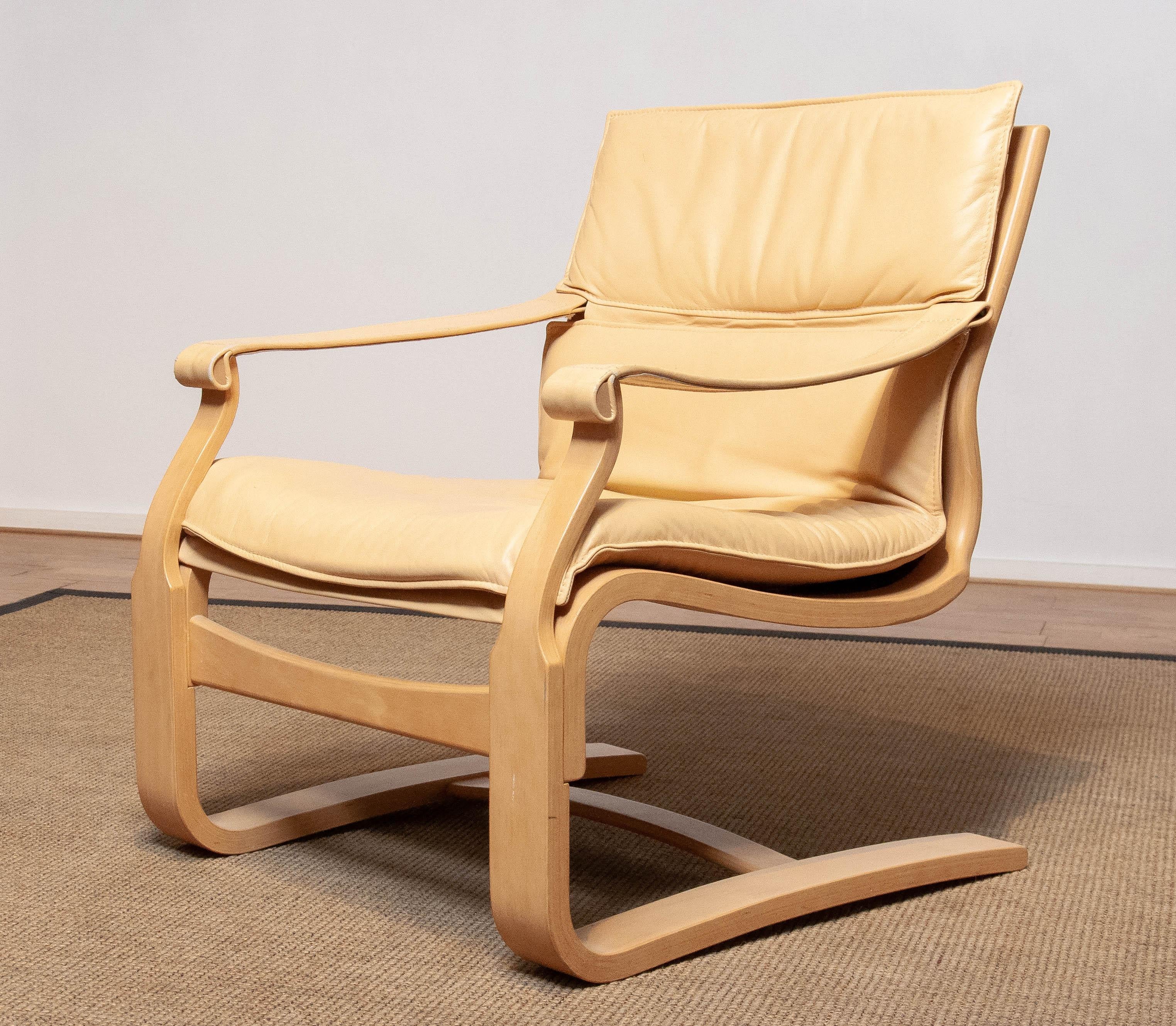 Scandinavian Modern beech bentwood lounge chair designed by Ake Fribytter and manufactured by Nelo in the 1970's upholstered with beige / creme leather and in allover good and very comfortable condition.
Please note that we have two chairs in our