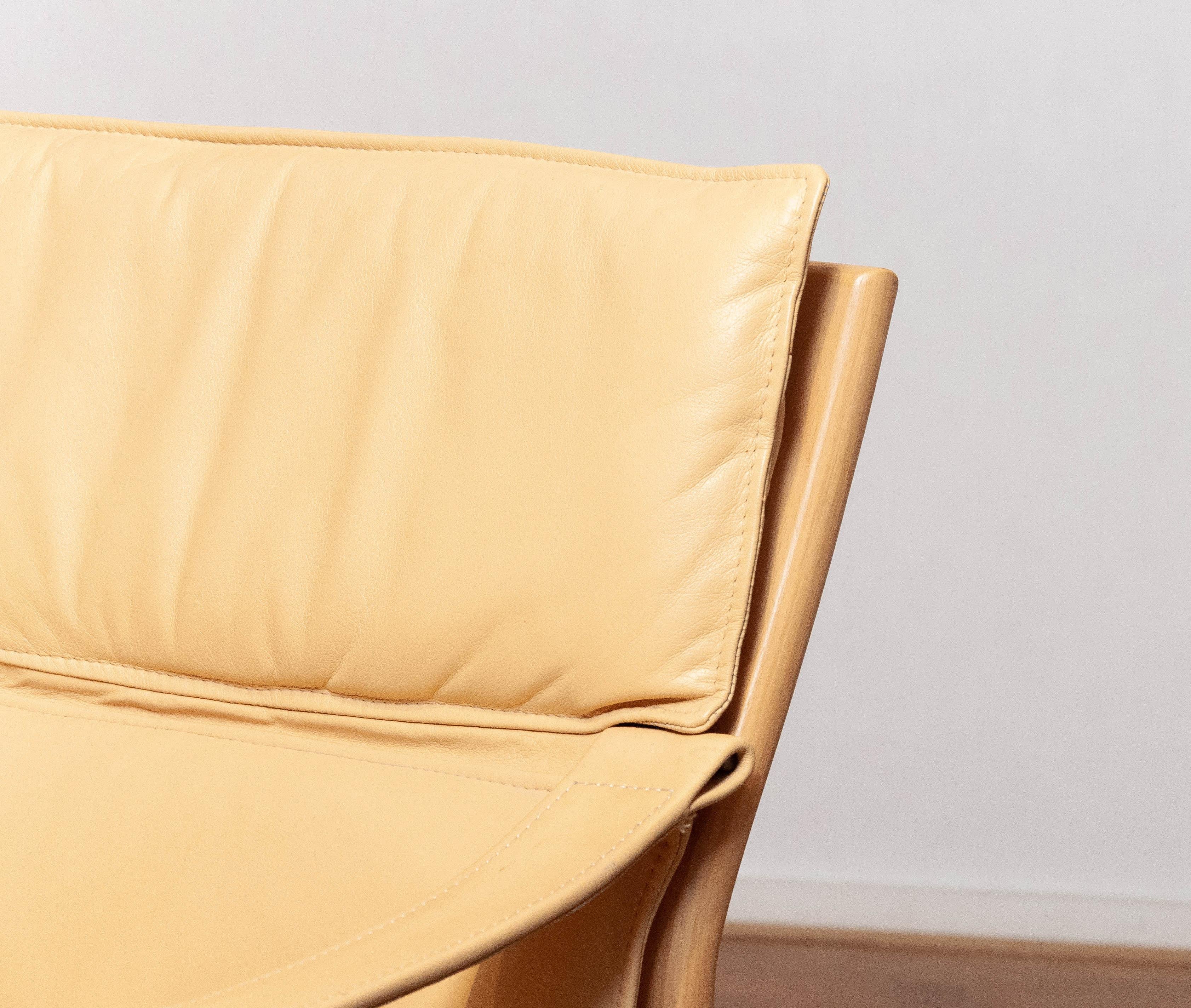Suédois Fauteuil de salon en bois cintré avec cuir beige/crème par Ake Fribytter pour Nelo en vente