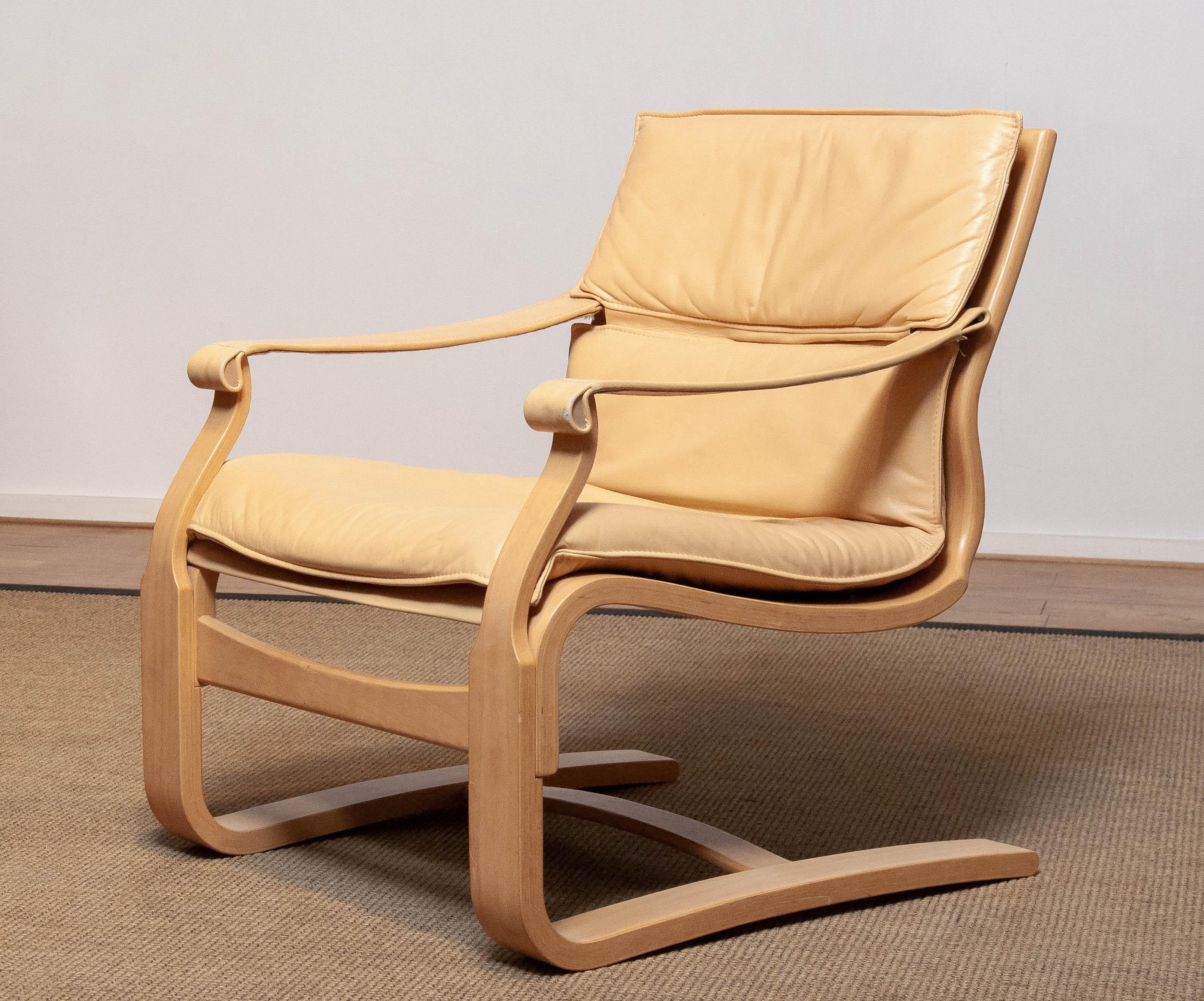 Bentwood with Beige / Creme Leather Lounge Easy Chair by Ake Fribytter for Nelo In Good Condition For Sale In Silvolde, Gelderland