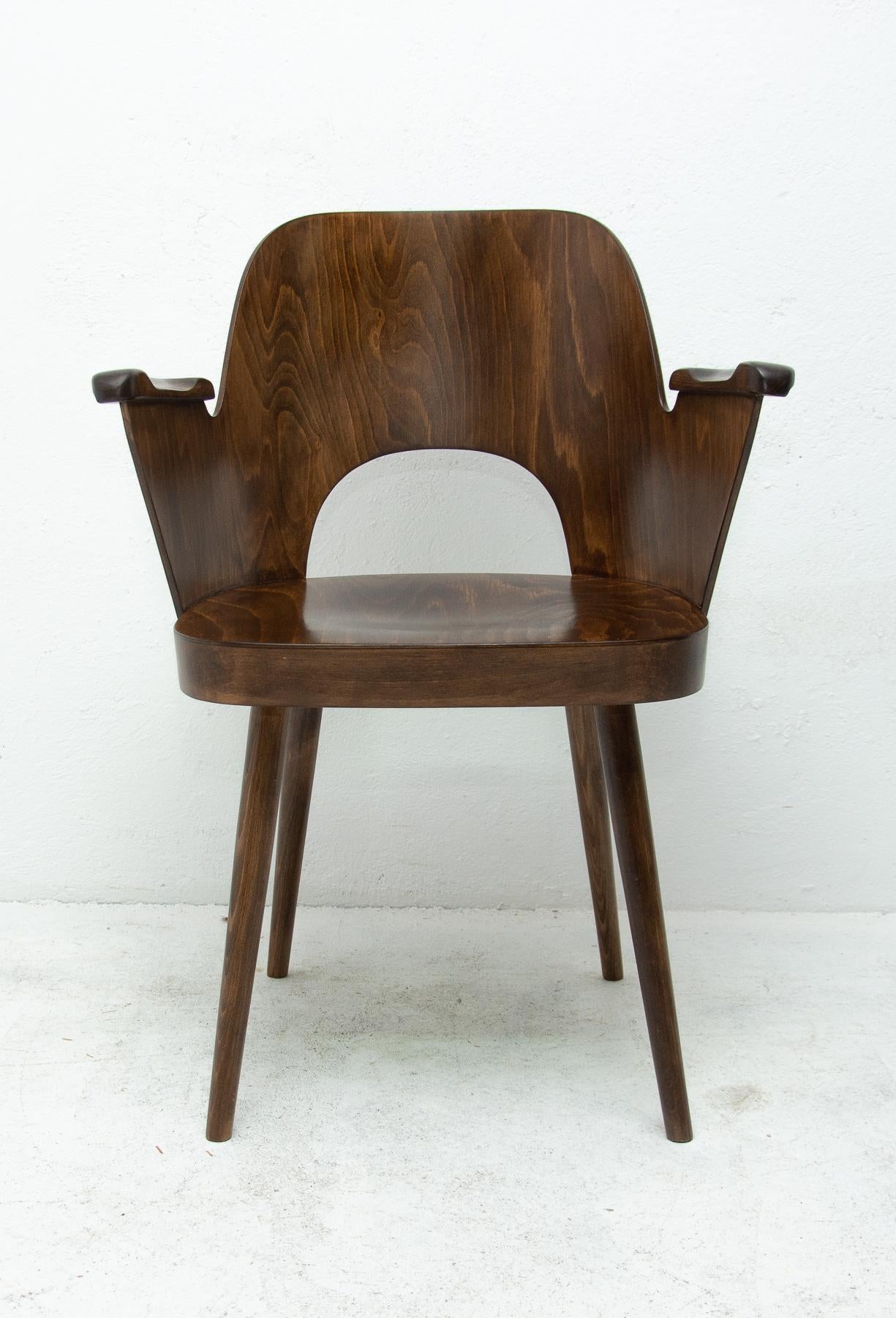 Dieser Sessel wurde von dem tschechoslowakischen Architekten Radomír Hofman für die Firma TON Bystrice pod Hostýnem in den 1960er Jahren entworfen.

Die Stühle sind aus dunklem, gebogenem Buchenholz und Sperrholz gefertigt.

In sehr gutem