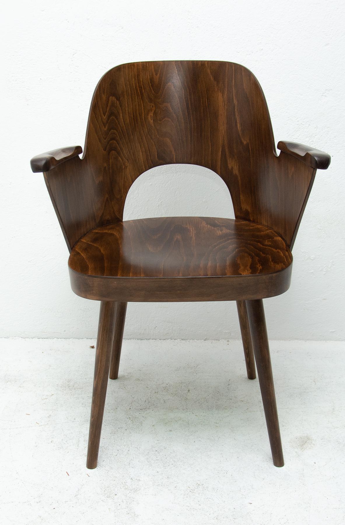 Mid-Century Modern Bentwood Writing Desk Armchair by Radomír Hofman for Ton, No1 For Sale