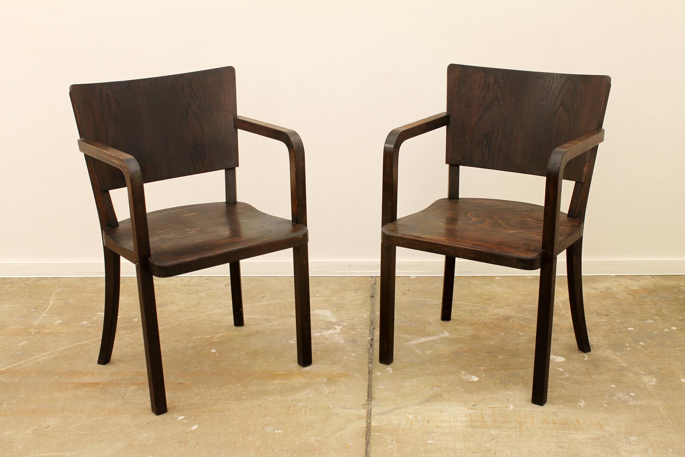 Diese Sessel wurden in der ehemaligen Tschechoslowakei in den 1950er Jahren hergestellt.
Hergestellt aus dunkel gebeiztem Buchenholz.
Kann als Bürostuhl oder Schreibtischstuhl verwendet werden.
Sie sind in sehr gutem Vintage-Zustand, mit leichten