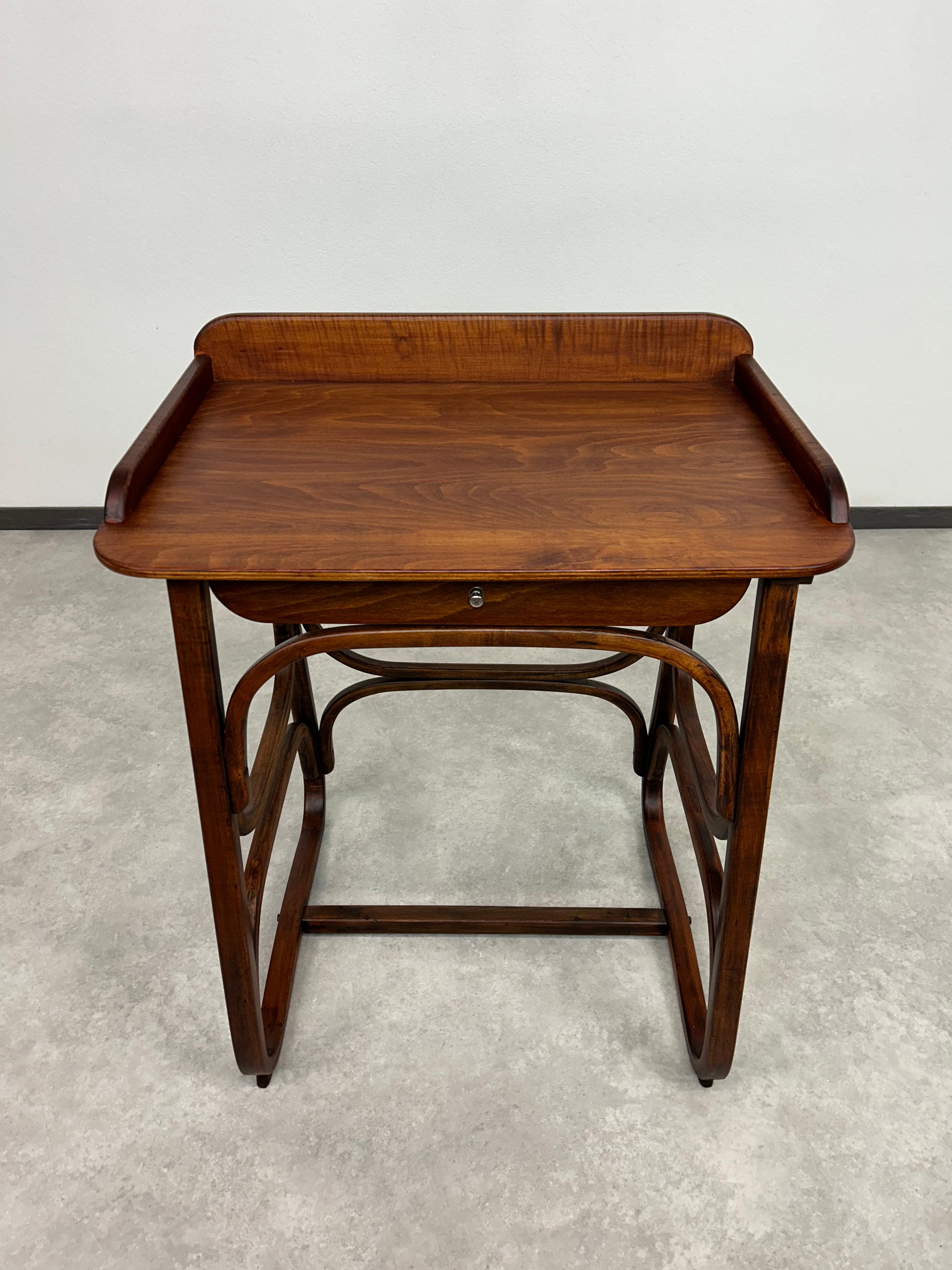 Schreibtisch aus Bugholz von Thonet. Professionell gebeizt und neu poliert.
