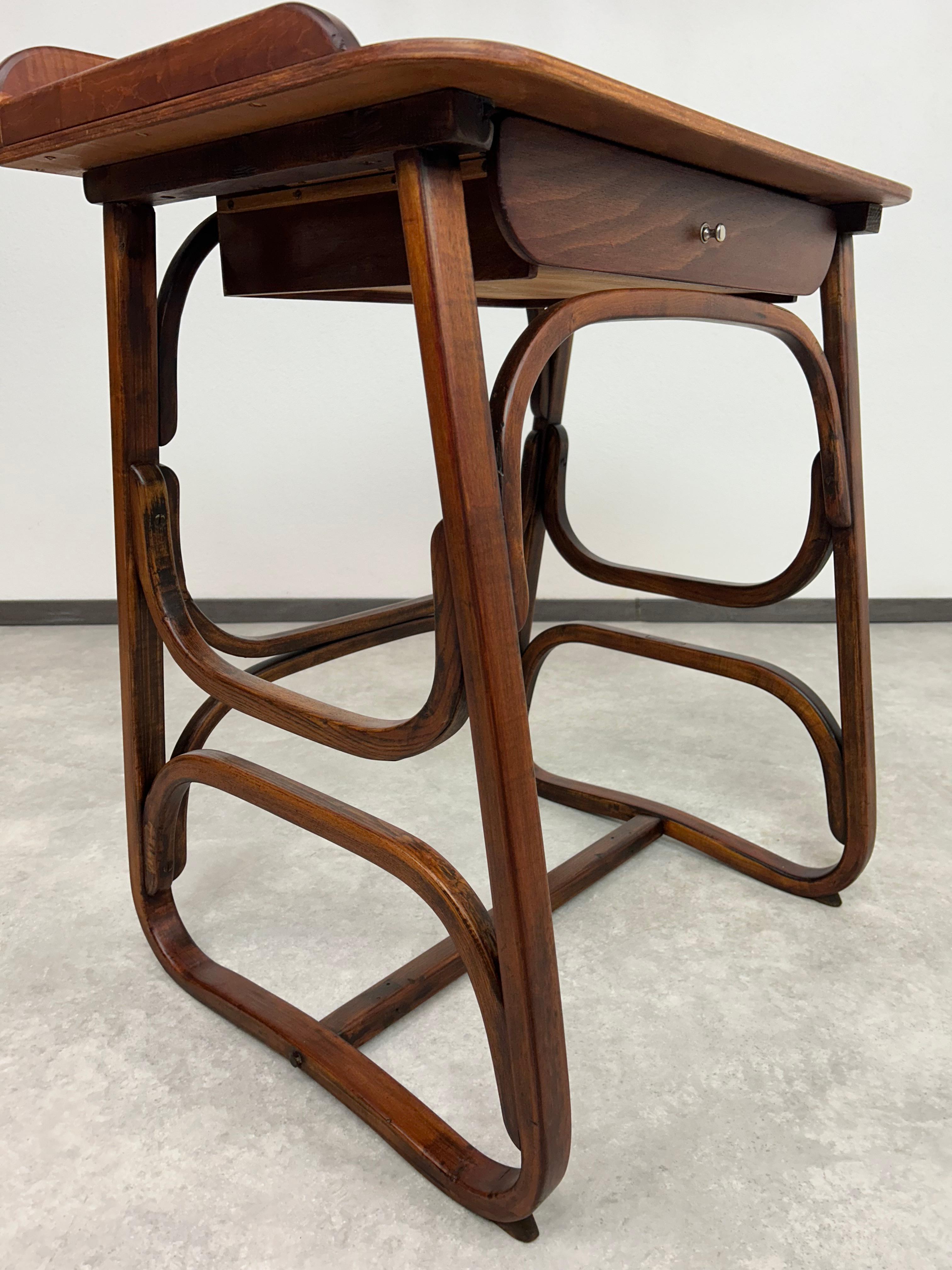 Schreibtisch aus Bugholz von Thonet im Zustand „Hervorragend“ im Angebot in Banská Štiavnica, SK