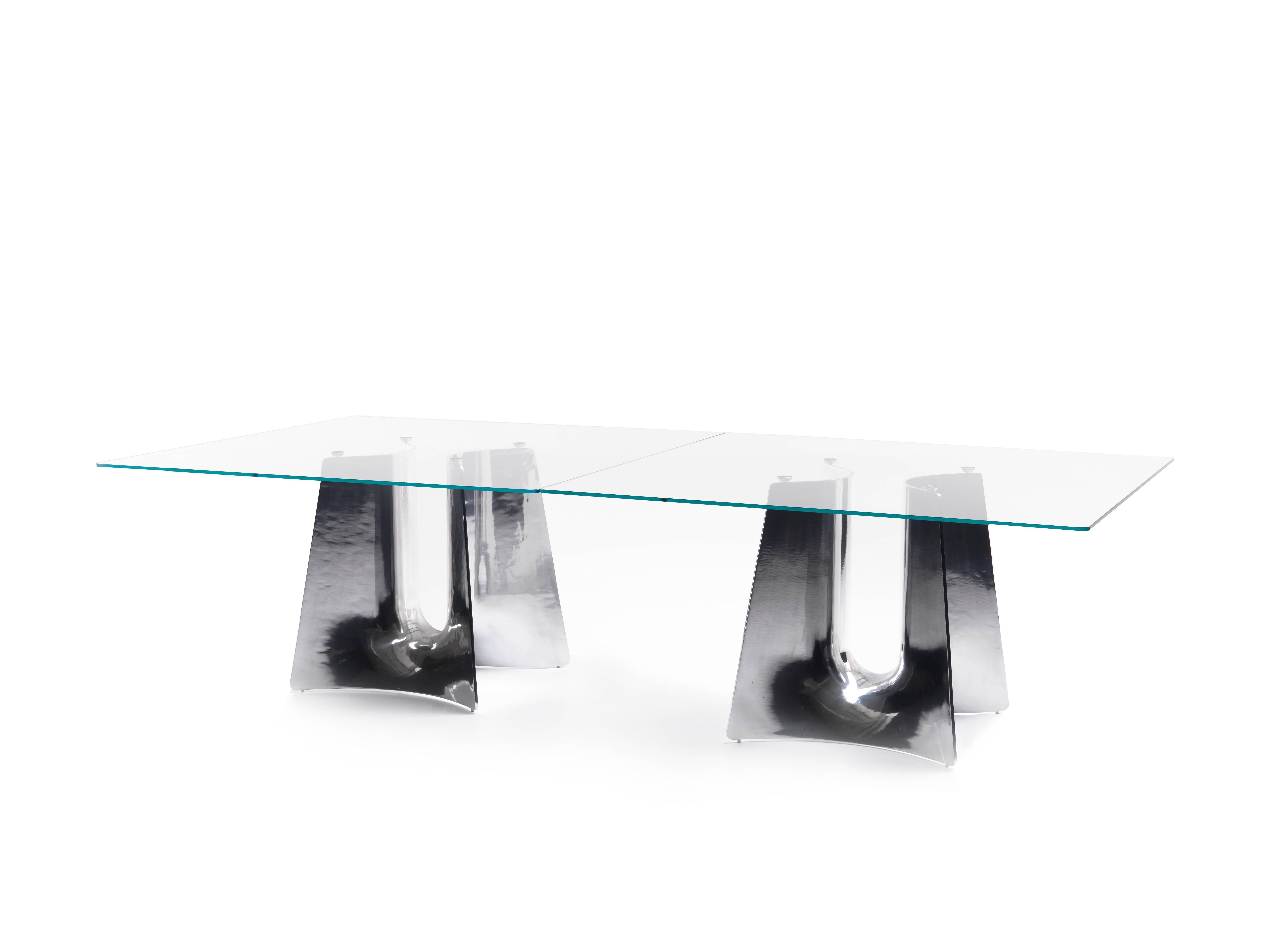 The form of the Bentz table base derives from a simple profile swept along a down and up trajectory. In doing so, it creates an airy and sculptural central focus with the functional characteristics of a column base. The resulting surface and volume