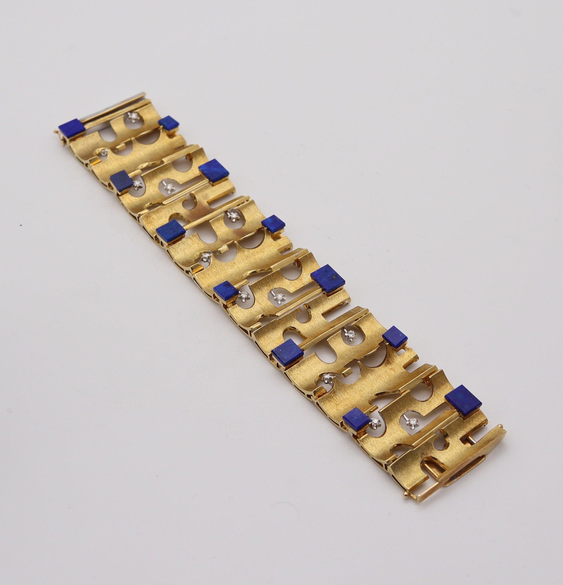 BENVENUTO GALOPPI 1970 Sculptural Bracelet In 18Kt Gold with Lapis & Diamonds In Excellent Condition For Sale In Miami, FL