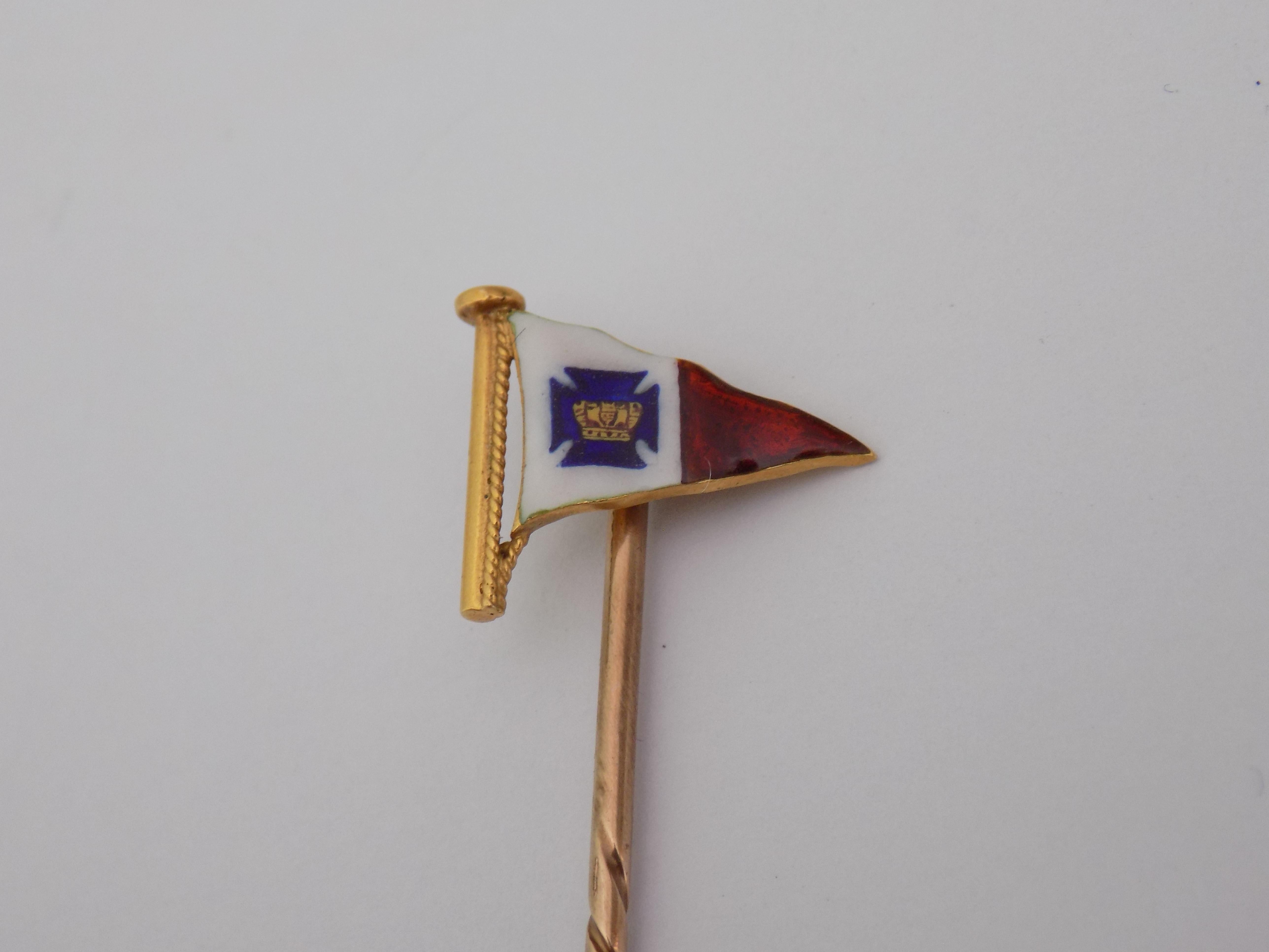 Benzie of Cowes - Épingle à bâton de drapeau en émail émaillé bordeaux 18 carats du Royal Cruising Club Bon état - En vente à Boston, Lincolnshire