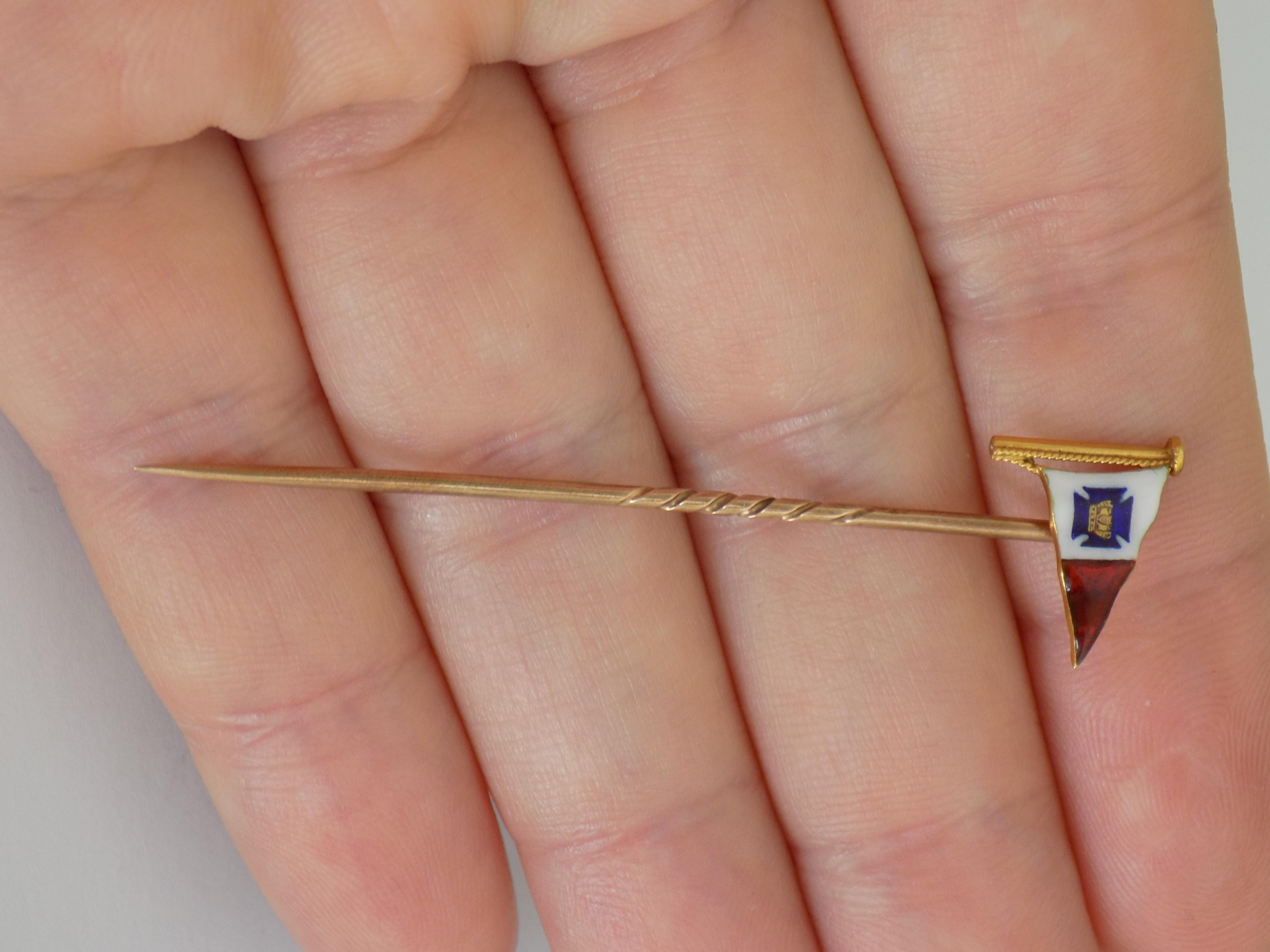 Benzie of Cowes Royal Cruising Club 18 Karat Enameled Burgee Flag Stick Pin In Good Condition In Boston, Lincolnshire
