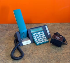 Telephone de bureau BeoCom 2400 en sarcelle de Martin Iseli pour Bang & Olufsen