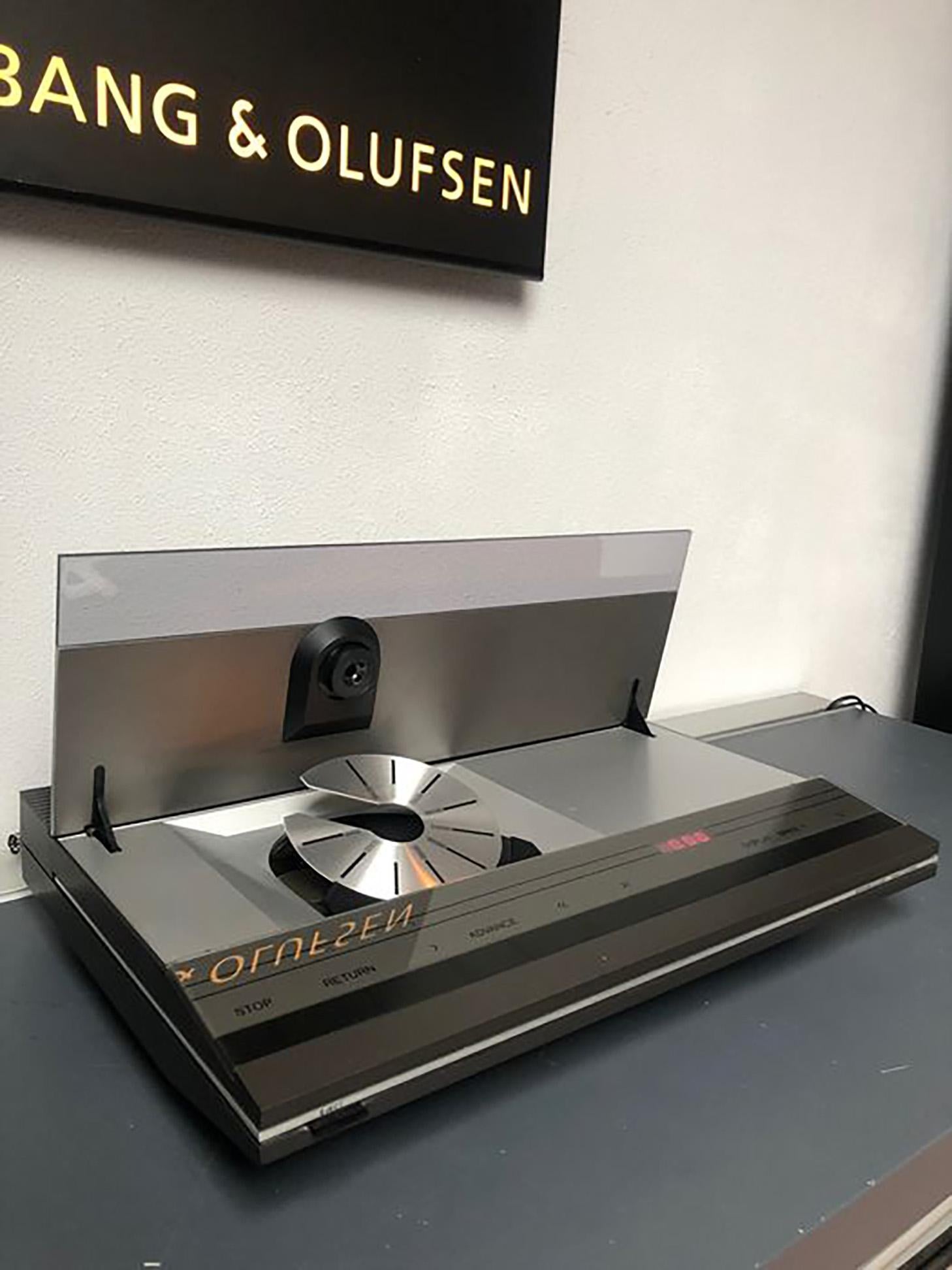 Designed by Jacob Jensen, this compact disc player from 1989 comes in a superb condition, with virtually no signs of wear, as they are almost invisible.

An absolute masterpiece with the famous high quality cd mechanism.

All functions have been