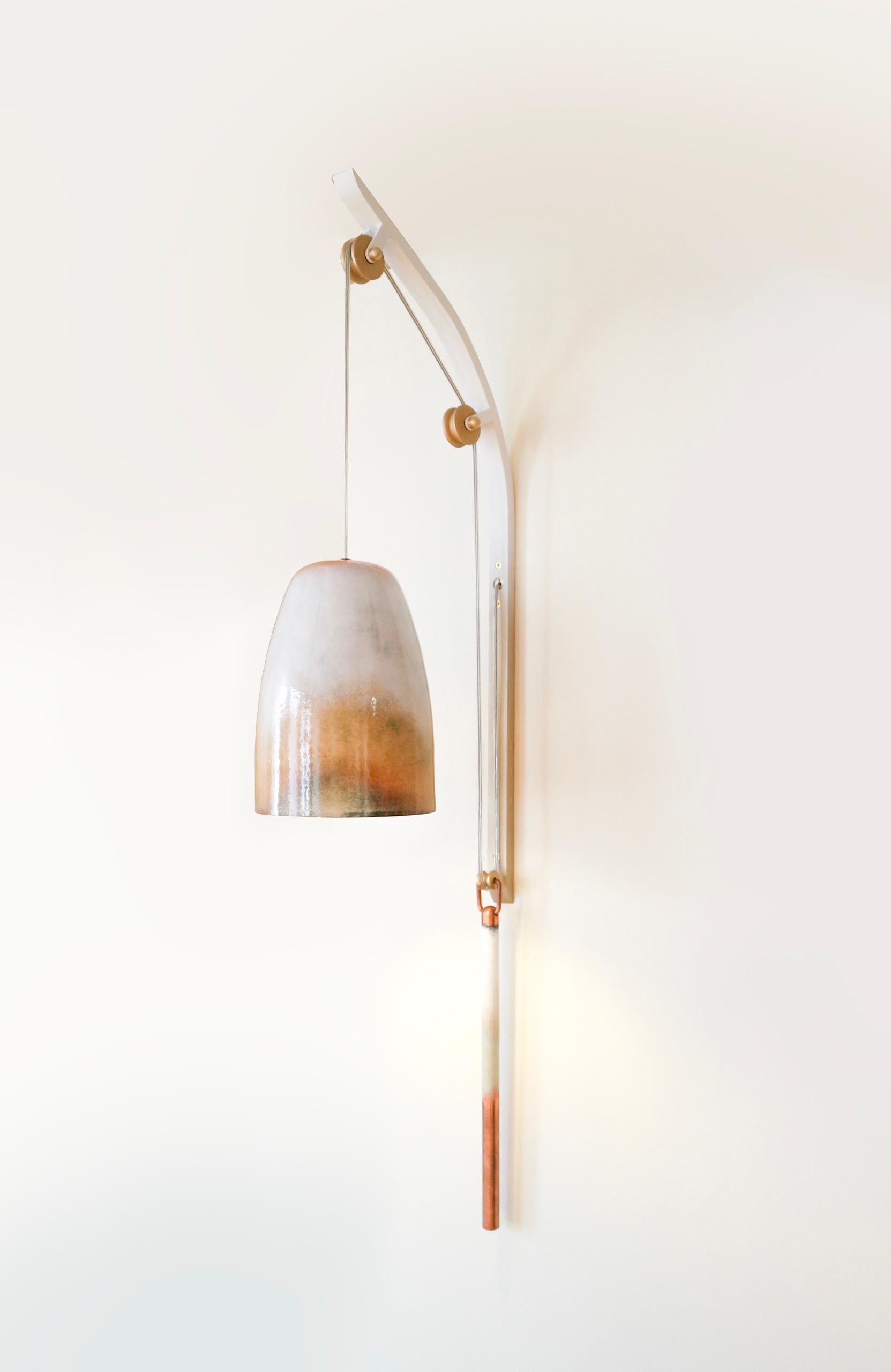 Iluminación Beomjong, por Wknd Lab
Color: Marfil, dorado
Tamaño: 14 x 78 x 30 cm
Material: Cobre, Aluminio
Utilización: Iluminación
Peso: 6 kg

La luz Beomjong está inspirada en una campana tradicional coreana que tiene más de 1000 años de historia.