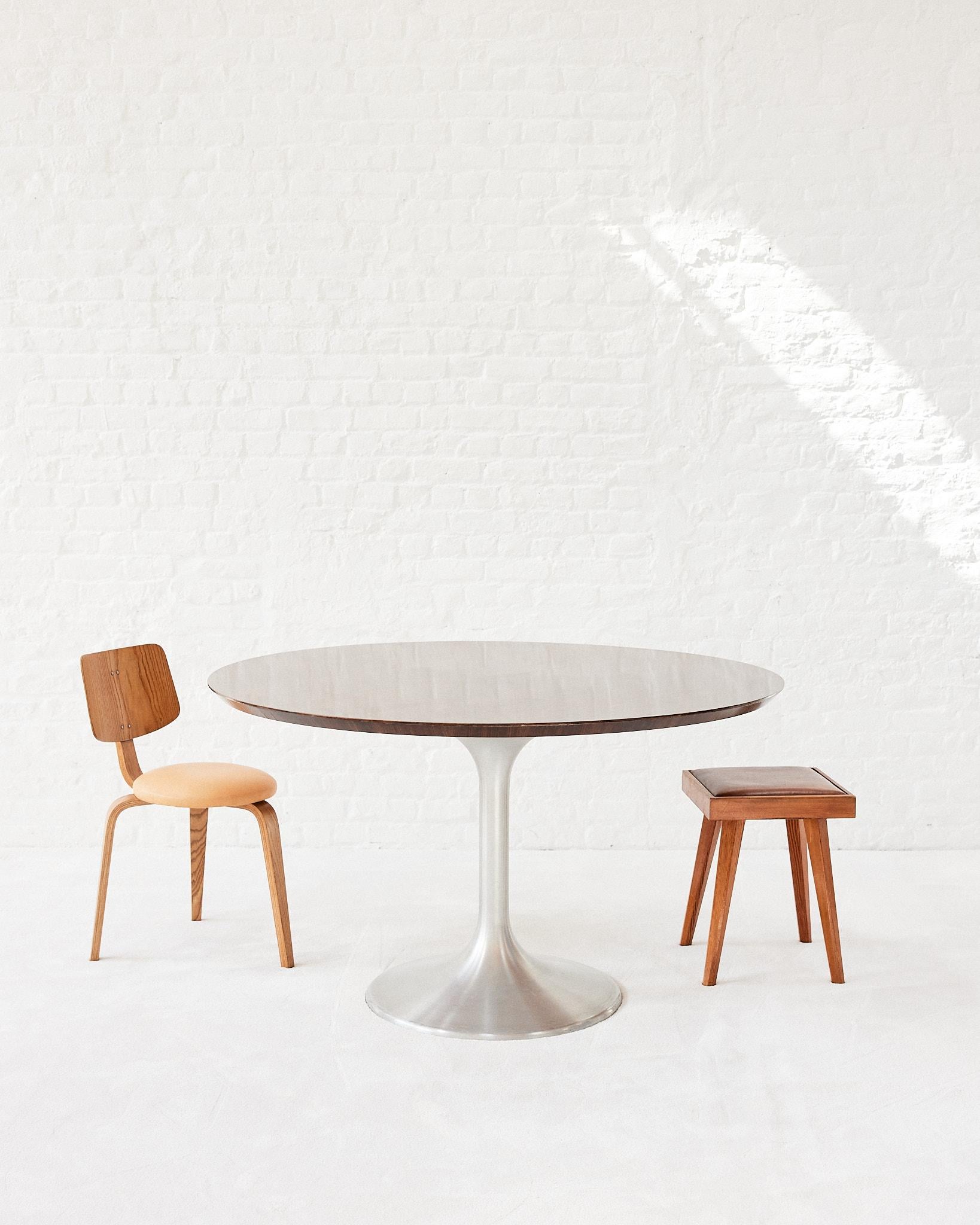 Agarico table with a walnut veneer top and aluminium base. Designed in Italy in 1960. Its simplistic design brings to light the masterpiece of brilliant craftsmanship and can complement really well a dining area.