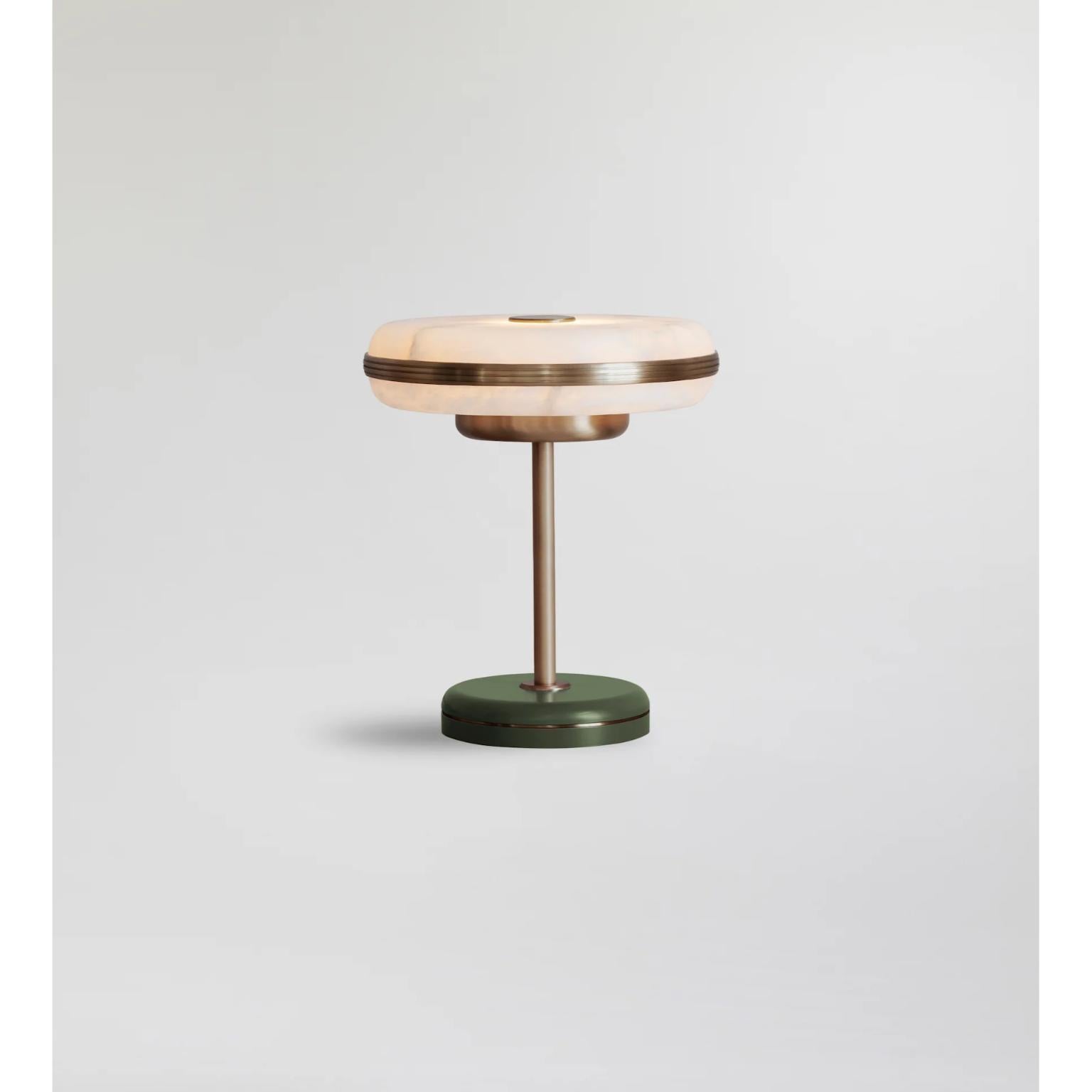Petite lampe de bureau Beran en laiton ancien de Bert Frank
Dimensions : Ø 26 x H 28 cm : Ø 26 x H 28 cm.
MATERIAL : Laiton et albâtre.
Finition de base : Oliver.

Disponible en deux tailles différentes. Disponible en différentes finitions et