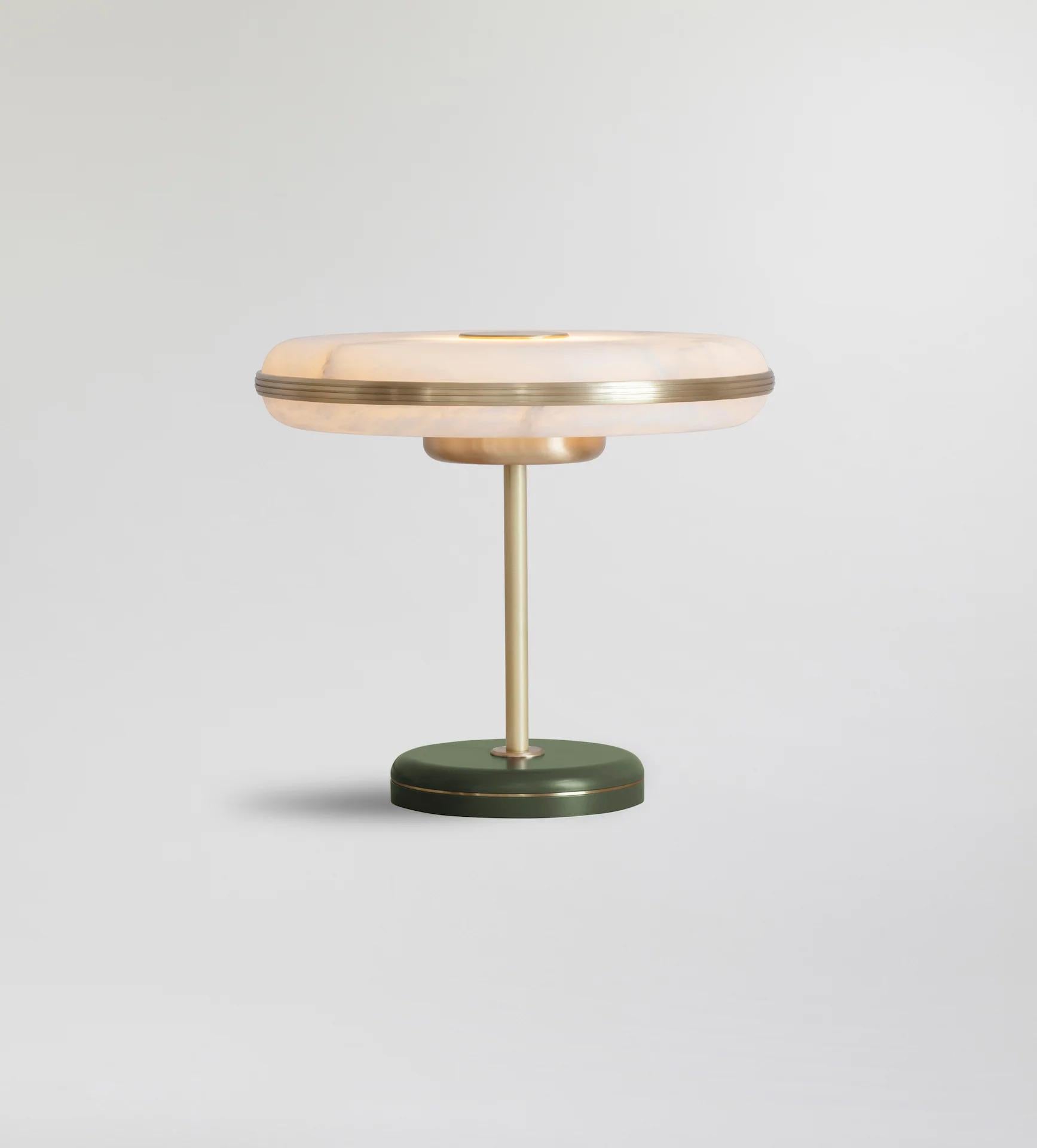 Lámpara de mesa grande Beran de latón cepillado by Bert Frank
Dimensiones: Ø 36 x A 32 cm.
Materiales: Latón y alabastro.
Acabado base: Oliva.

Disponible en dos tamaños diferentes. Disponible en distintos acabados y materiales. Póngase en contacto
